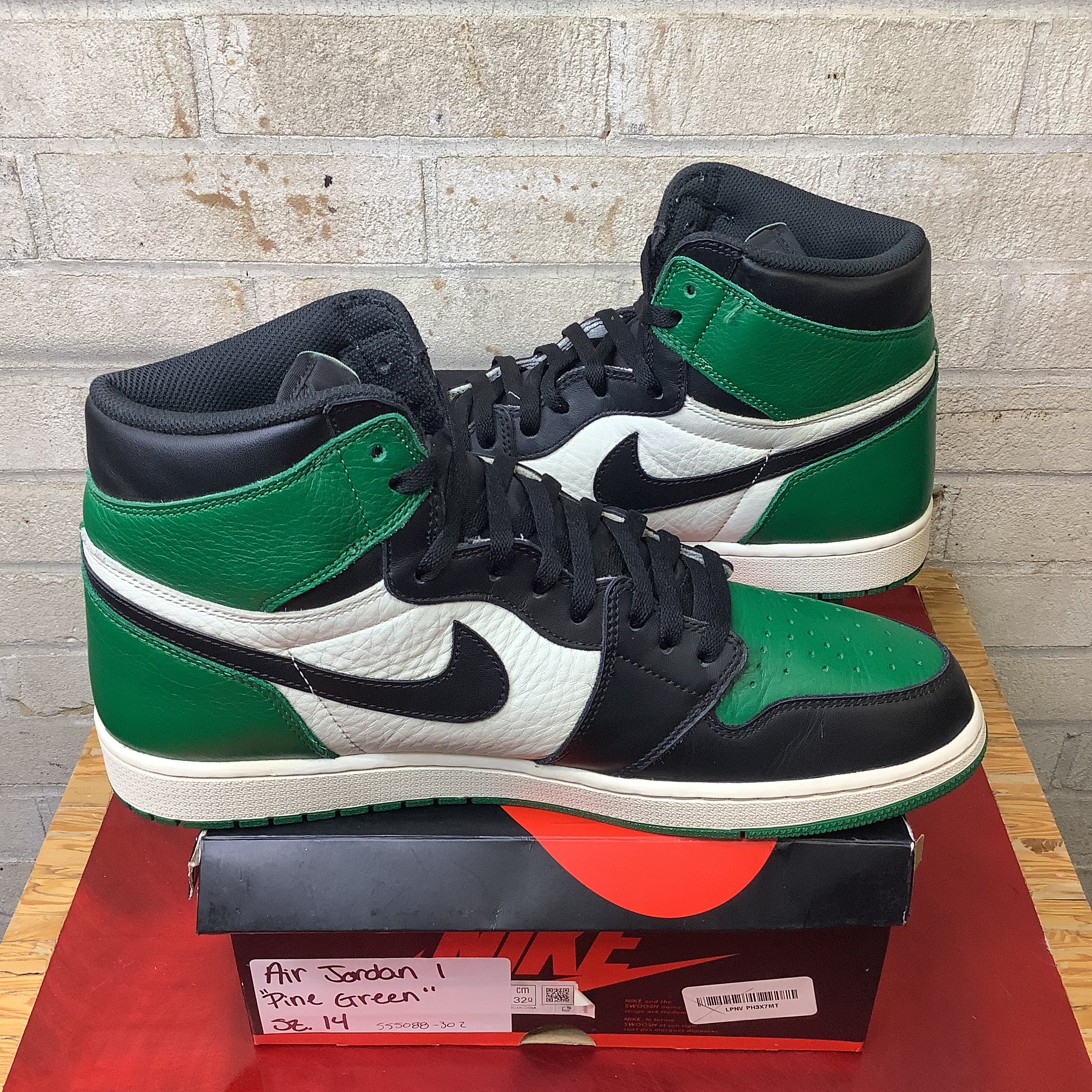 Air Jordan 1 Retro High OG Pine Green Men's Basketball Shoes Size 14 (555088-302) - Perfect for Sneaker Collectors & Streetwear Fashion