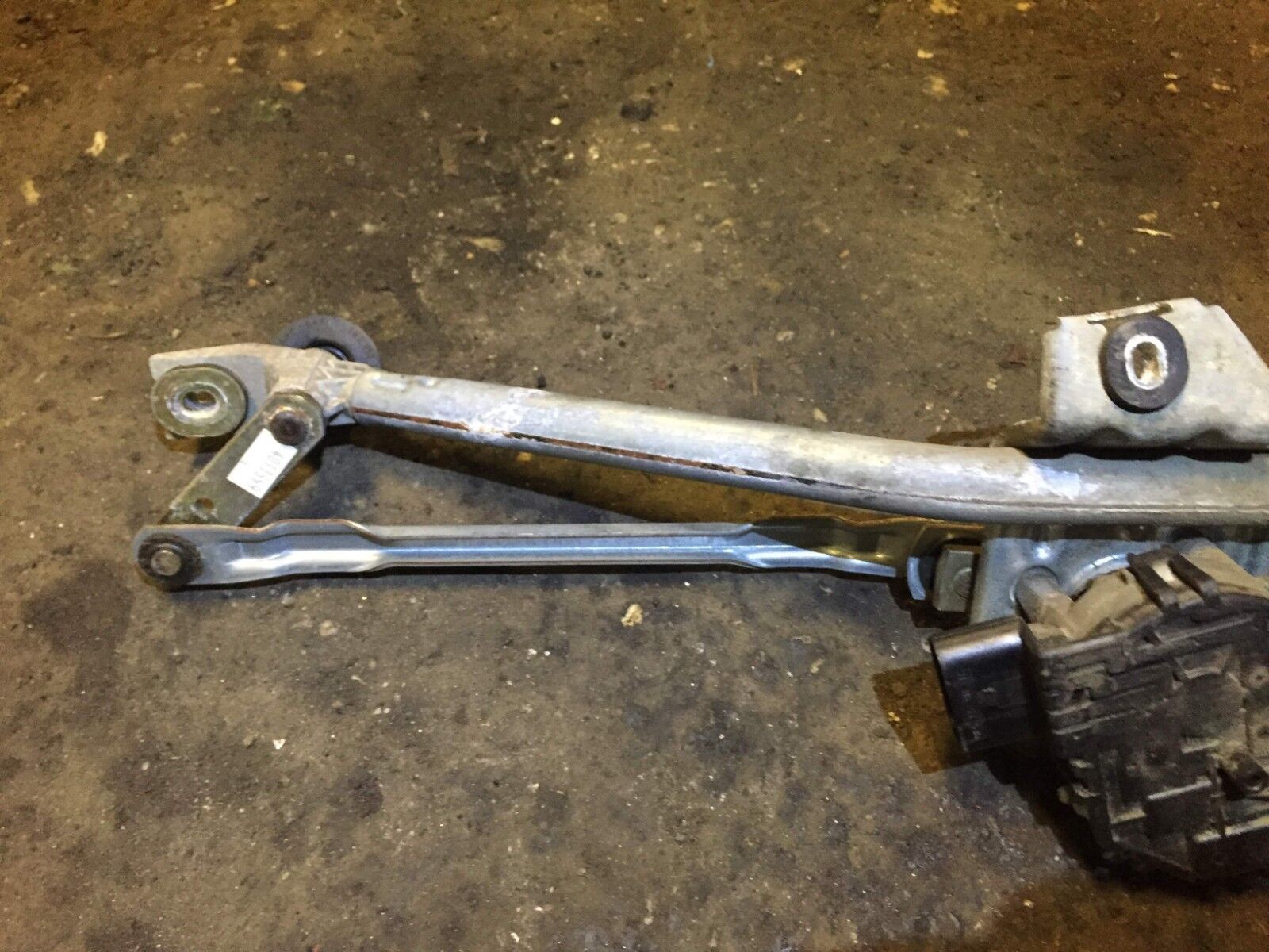 02 03 04 05 Volkswagen Passat Wiper Motor Transmission OEM D23 - Replacement Windshield Wiper Linkage for Smooth Rain Cleaning - Perfect for Highway Driving and Heavy Storms