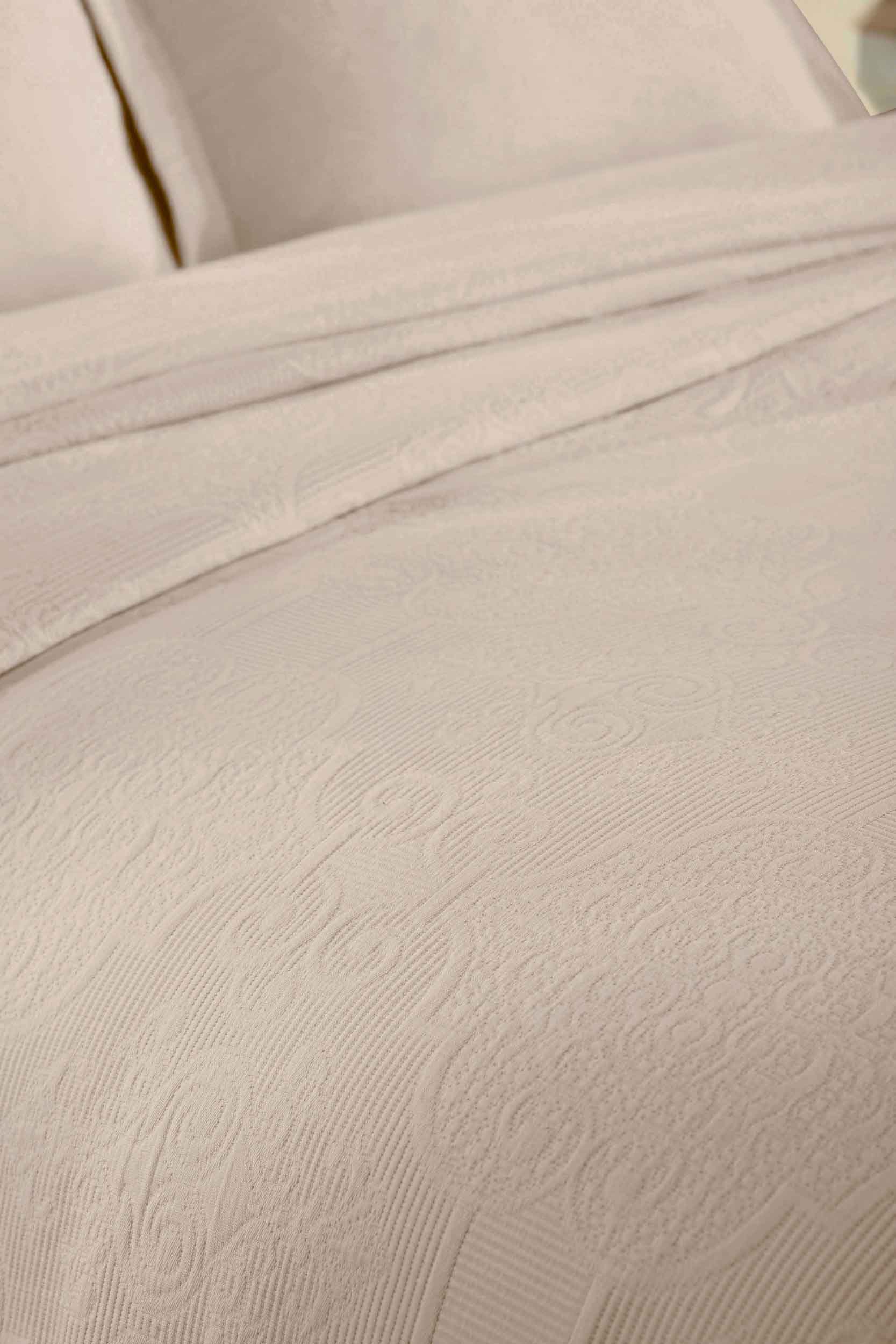 Florin Cotton Matelassé Jacquard Bedspread Set with Scrolling Medallion Design - Luxury Queen/King Size Bedding for Master Bedroom, Guest Room & Hotel Decor