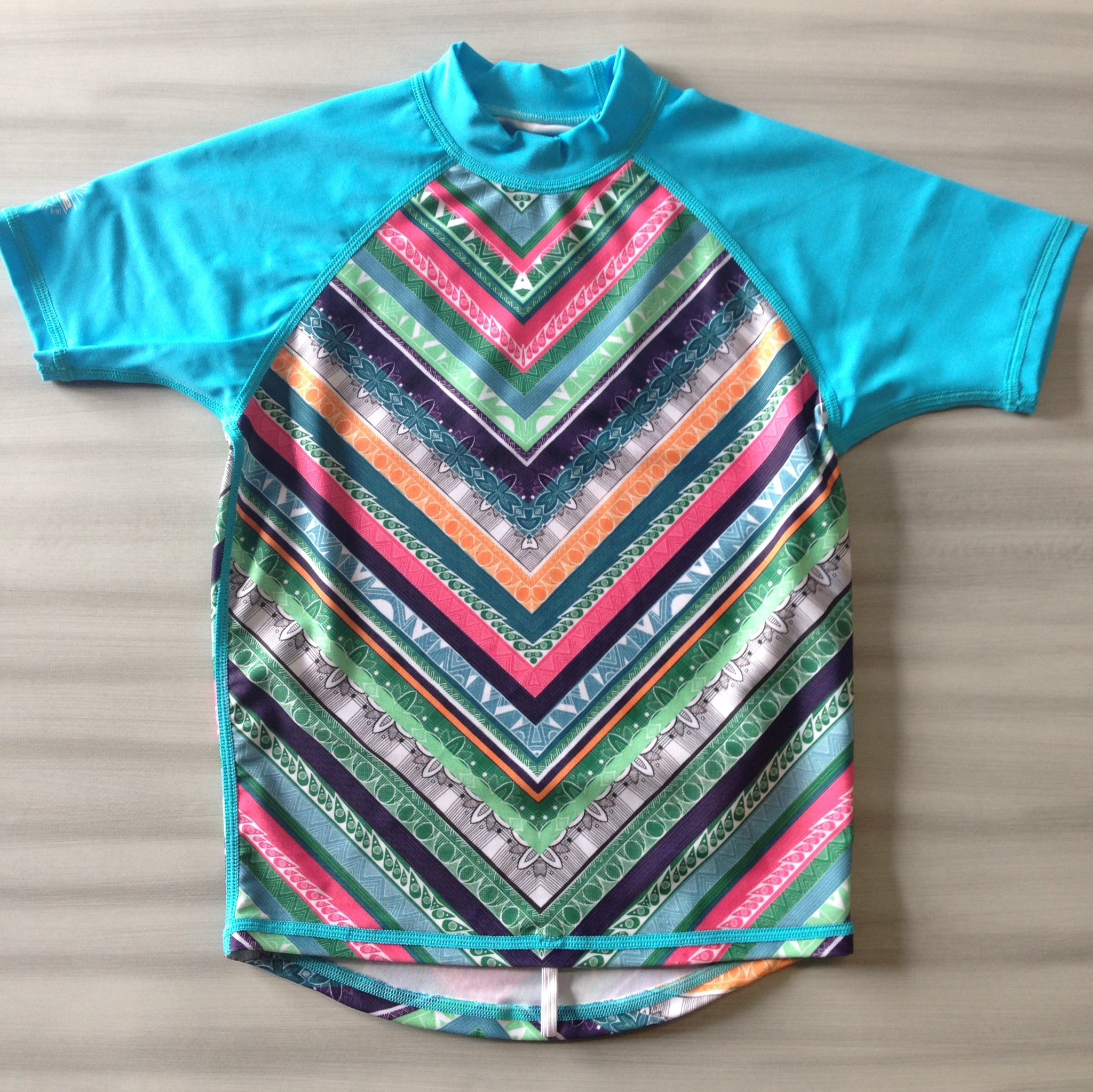 Dakine Youth Girls Classic Short Sleeve Rash Guard - UPF 50+ Sun Protection Swim Shirt for Surfing, Swimming & Beach Activities