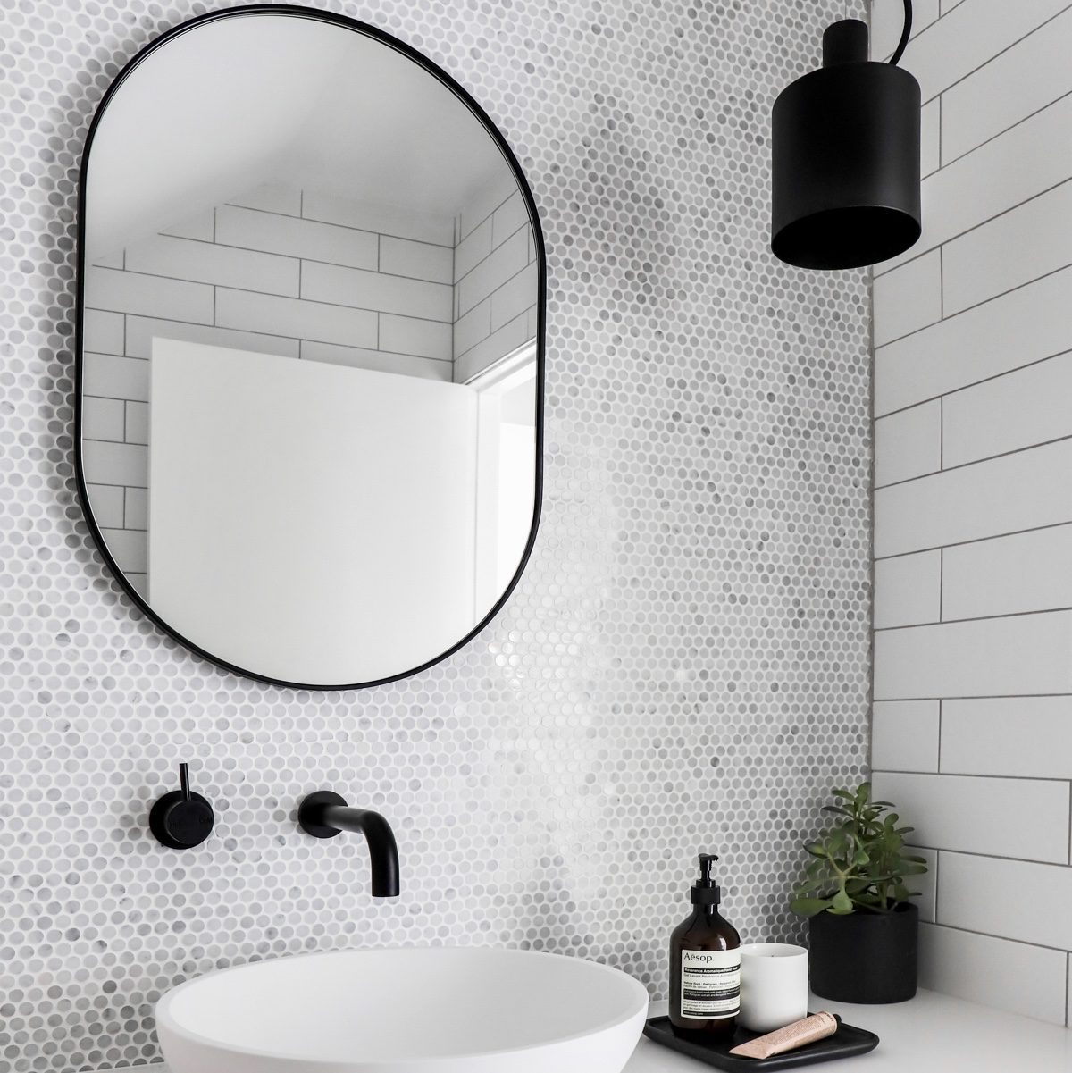 Bjorn Oval Mirror - Black, 50×75cm (20×30 Inches) - Modern Wall Decor for Living Room, Bedroom & Entryway