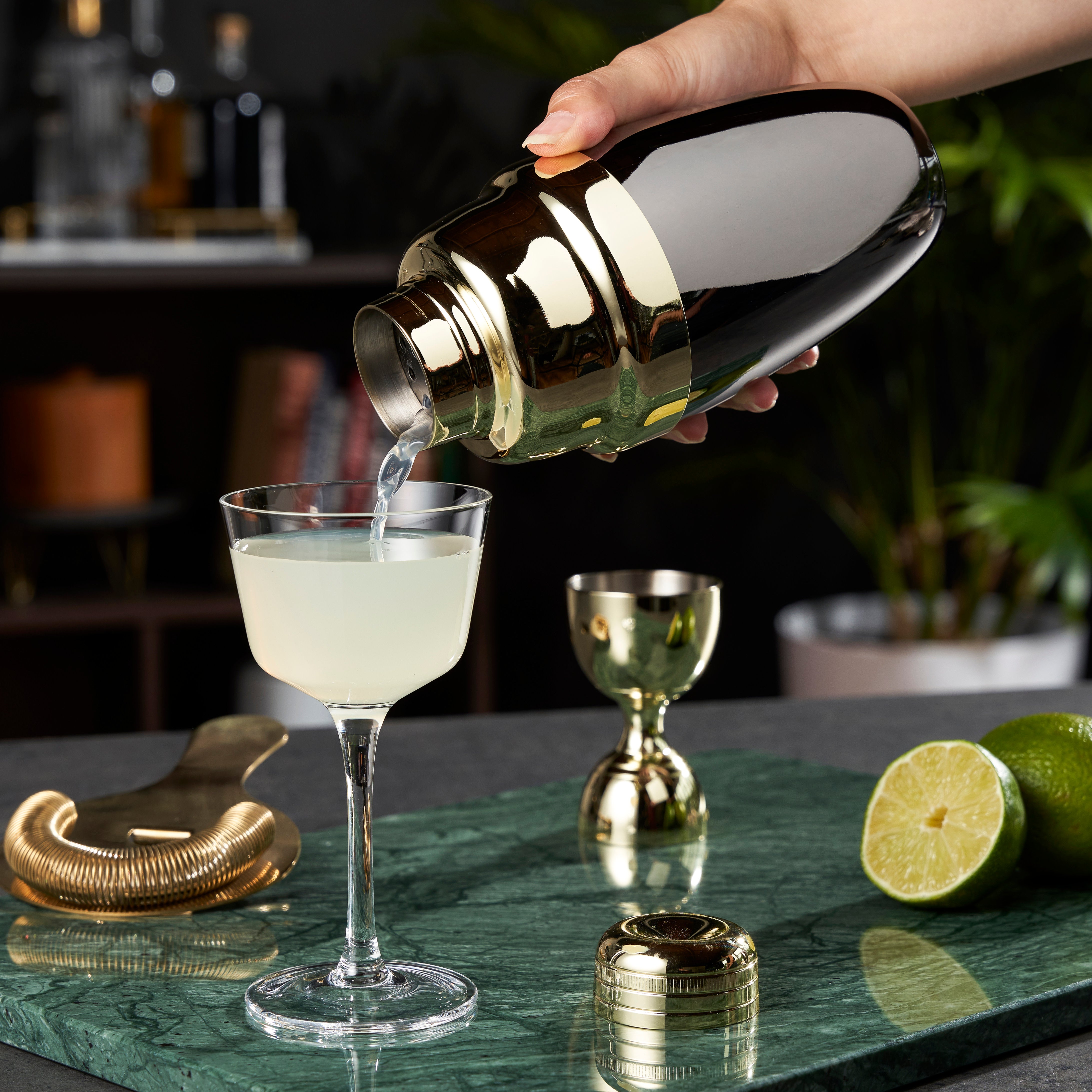 Premium Heavyweight Cocktail Shaker Set - 28oz Stainless Steel Bar Mixing Kit with Strainer & Lid (Elegant Black & Gold) - Perfect for Home Bars, Professional Bartending & Cocktail Parties