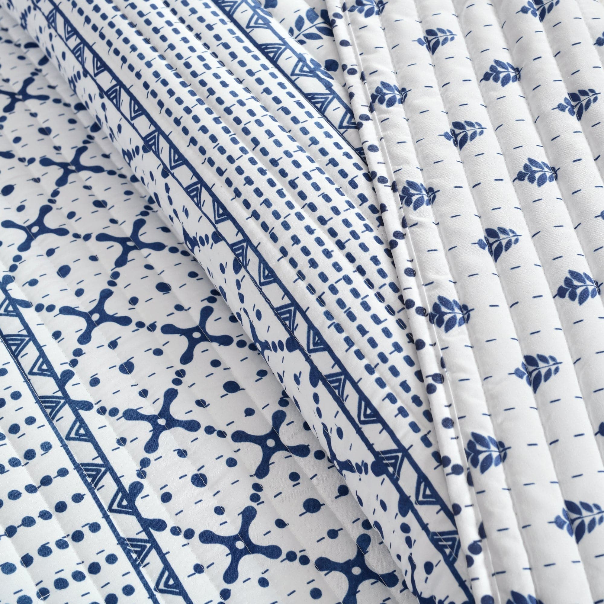 Monique Stripe 3-Piece Quilt Set - Queen Size Bedding with Matching Pillow Shams - Soft & Cozy Quilt Cover for All Seasons - Perfect for Master Bedroom, Guest Room & Dorm Decor