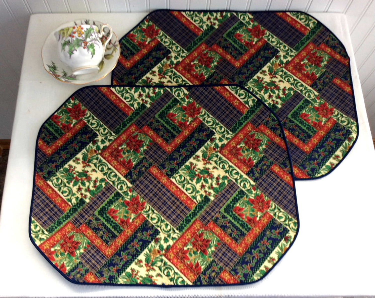 Vintage Christmas Faux Patchwork 2-Piece Placemats Set - 1990s Retro Holiday Dinner Party Decor with Gold Holly and Stars Print - Perfect for Festive Tablescapes, Holiday Entertaining & Seasonal Home Decor