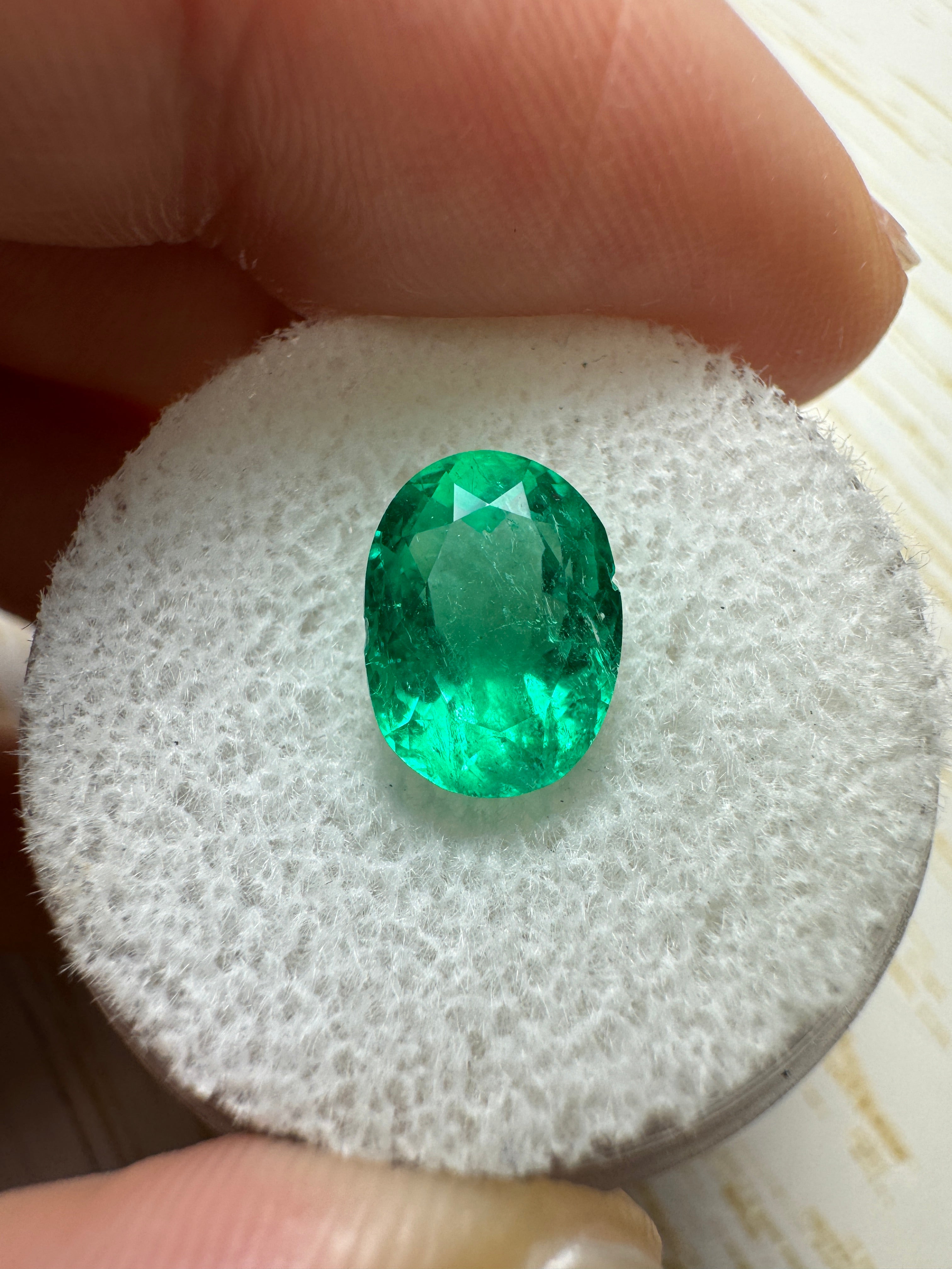 2.67 Carat 10x7mm Vibrant Green Loose Colombian Emerald Gemstone - Oval Cut for Jewelry Making, Engagement Rings & Luxury Gifts