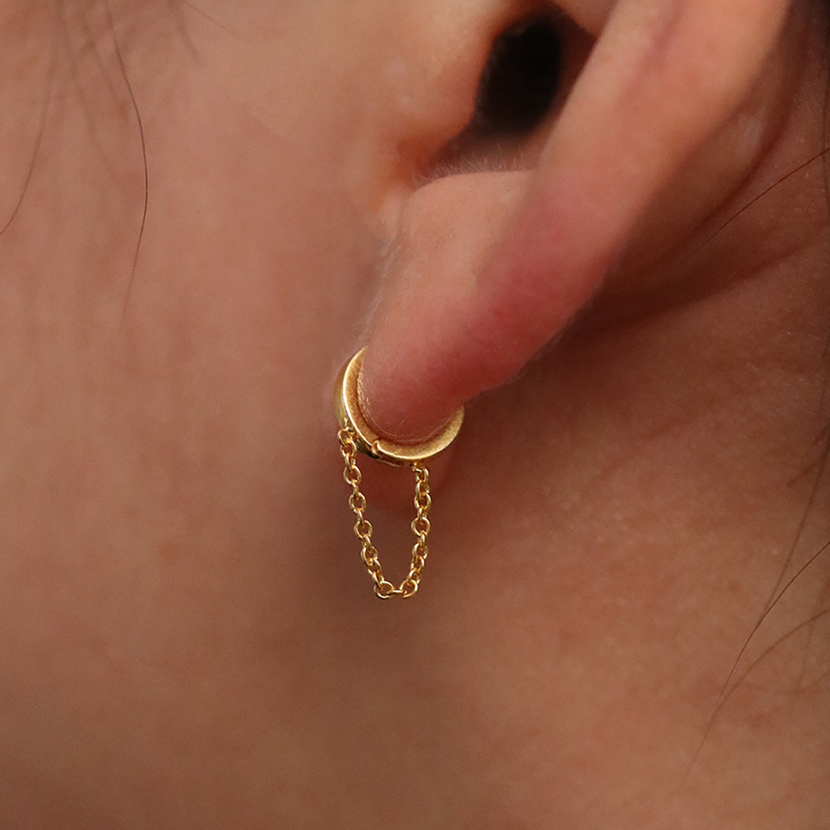 Dainty Gold Huggie Hoop Earrings for Women - Minimalist Chain Drop Design, Hypoallergenic & Comfortable - Perfect for Everyday Wear, Parties & Gifts
