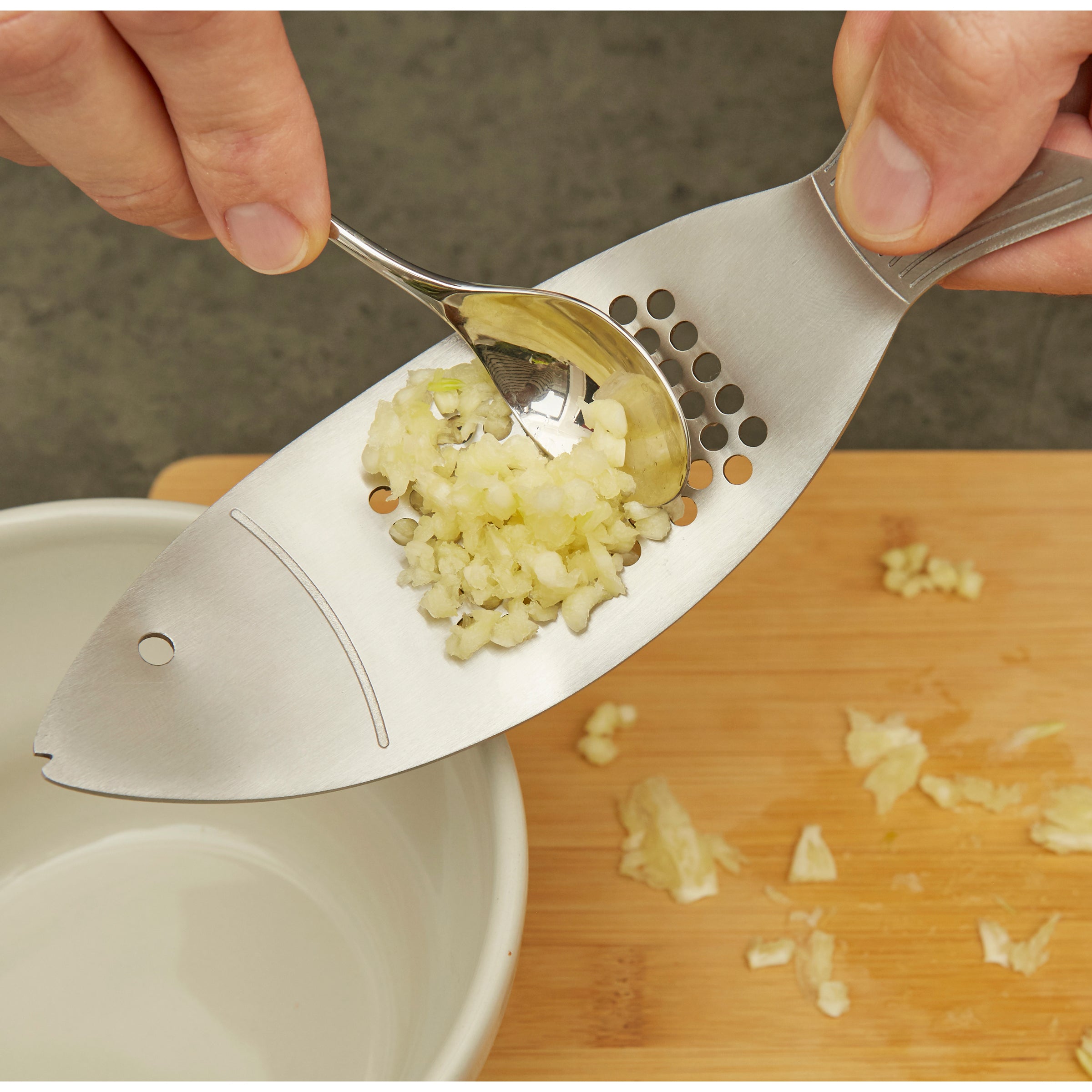 Stainless Steel Garlic Press - Heavy Duty Fish Shape Garlic Mincer & Crusher for Cooking, Grilling, and Salad Dressing - Perfect Kitchen Gadget for Chefs and Home Cooks