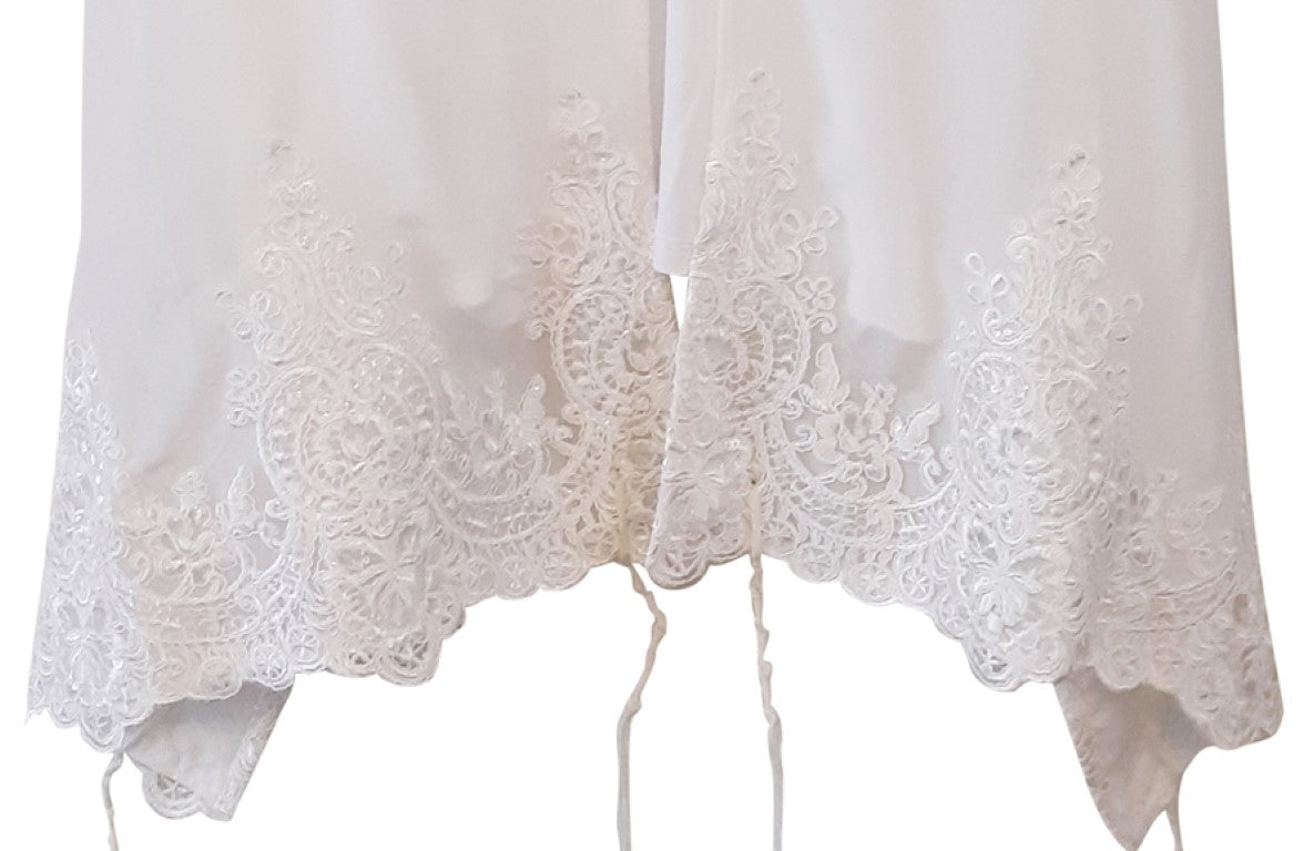 Elegant White Silk Tallit for Women with Delicate White Lace Decoration - Perfect for Jewish Prayer Services, Weddings & Special Religious Ceremonies
