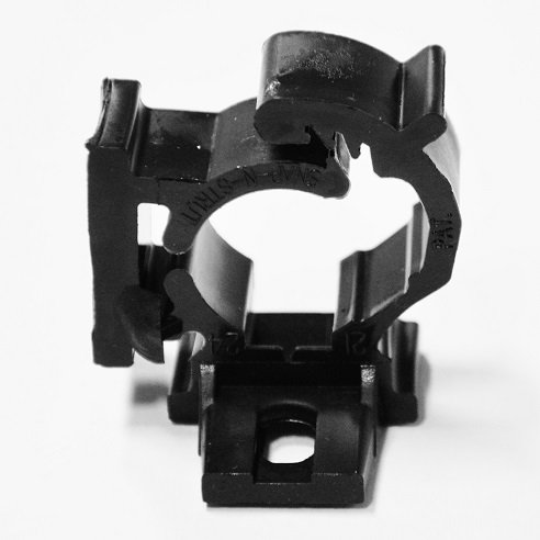 300-Pack American Made Nylon Pipe Hangers for 1/2