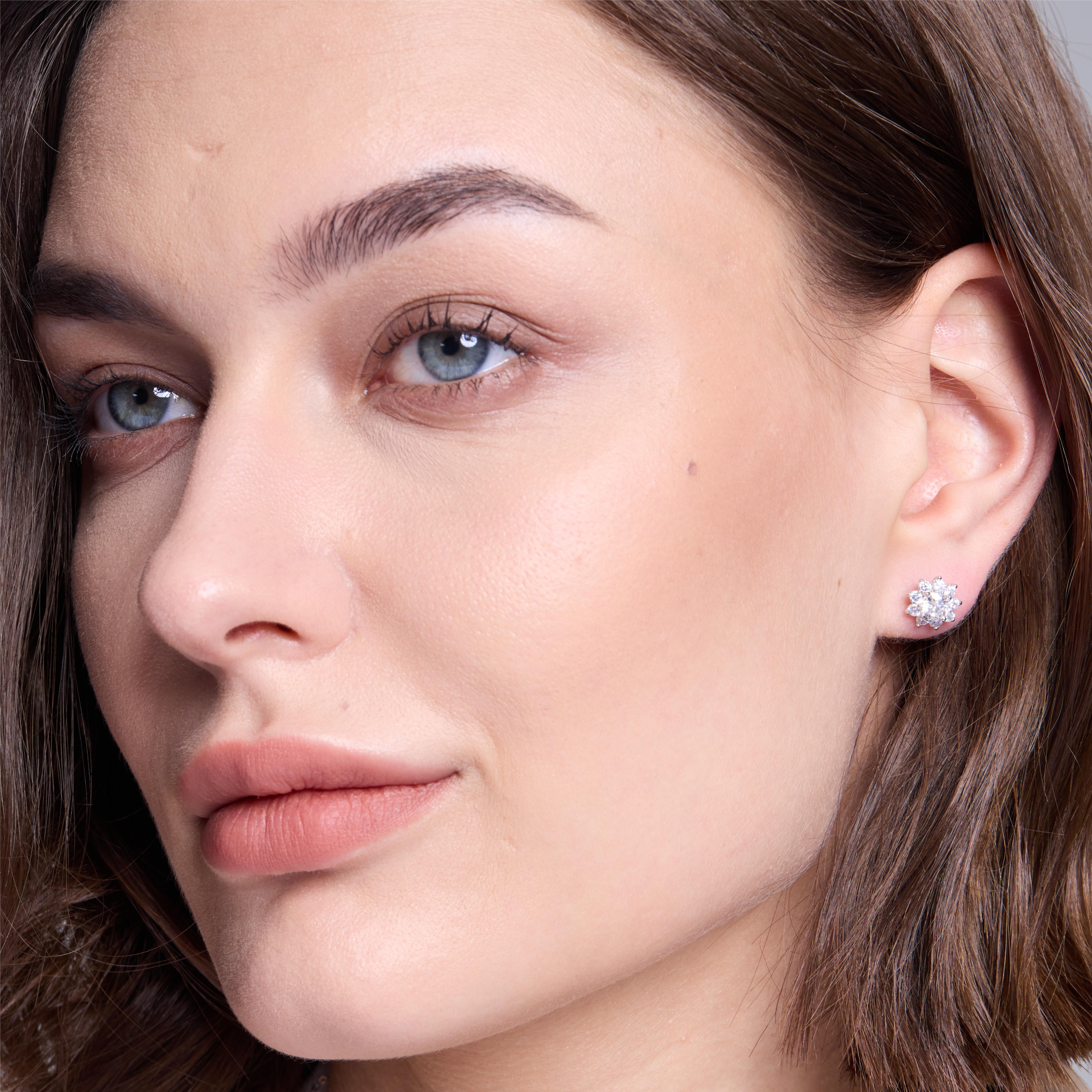 Stunning 14K Gold Sunflower Moissanite Stud Earrings for Women – Perfect for Everyday Wear, Weddings & Special Occasions