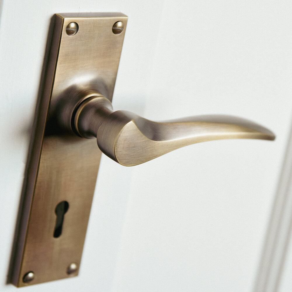 Antique Brass Lever Lock Door Handles - Vintage Style Interior Door Hardware for Bedroom, Bathroom & Closet - Easy Installation & Secure Operation