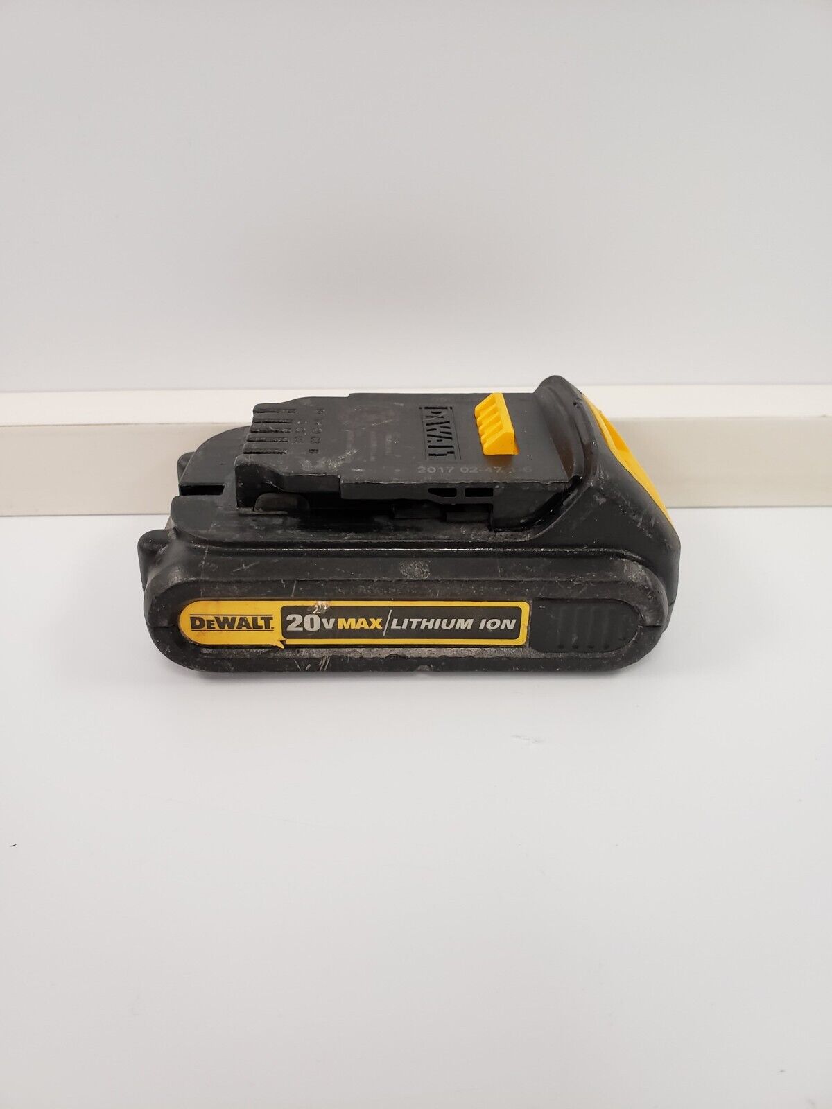 DEWALT DCB201 20V MAX Lithium-Ion Battery Pack - Compatible with DEWALT 20V Tools - Perfect for Drills, Saws & Power Tools - Home Improvement & Construction Use