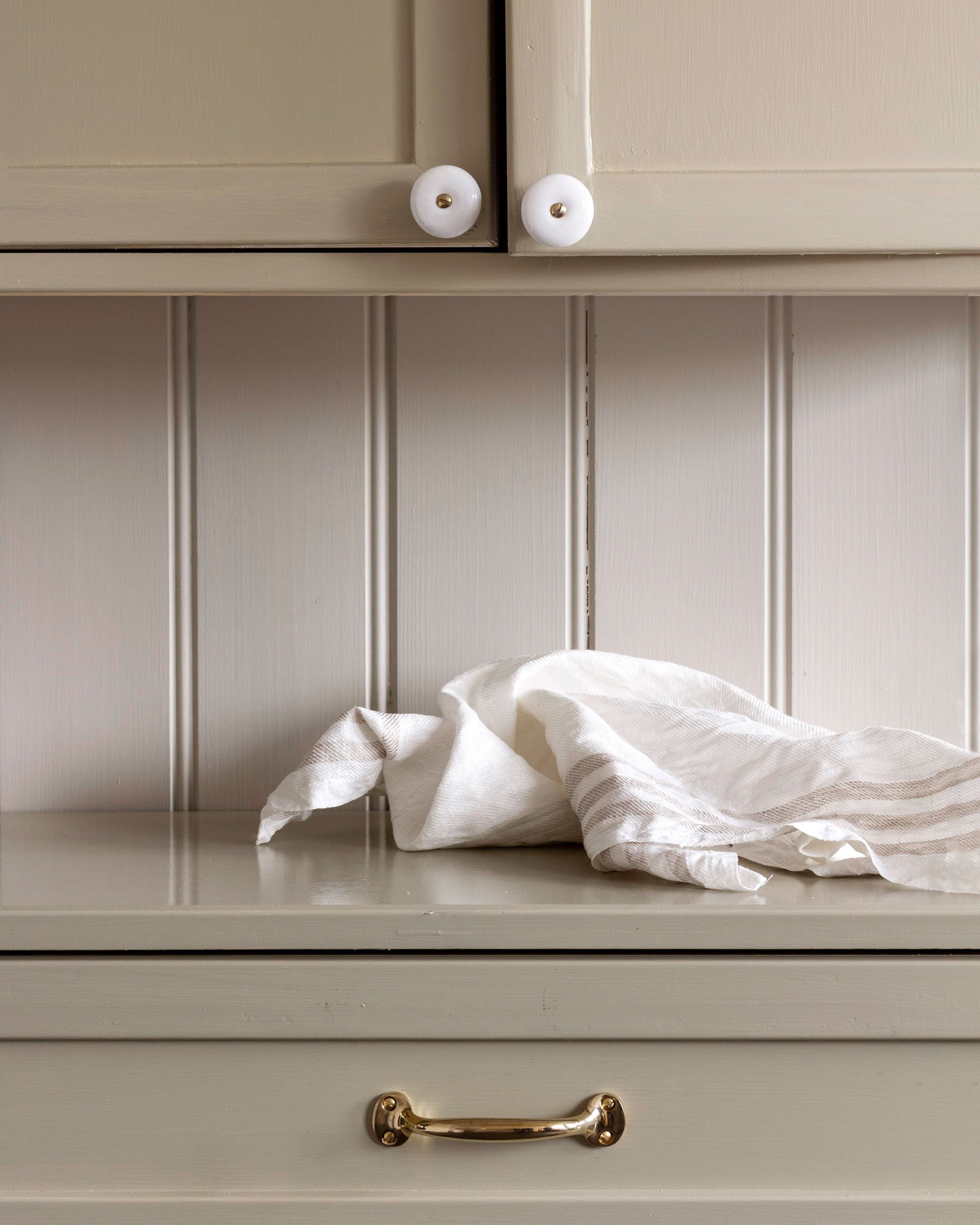 Knopp Porcelain Knob 36x28mm - Elegant Cabinet & Drawer Hardware for Home & Office Decor