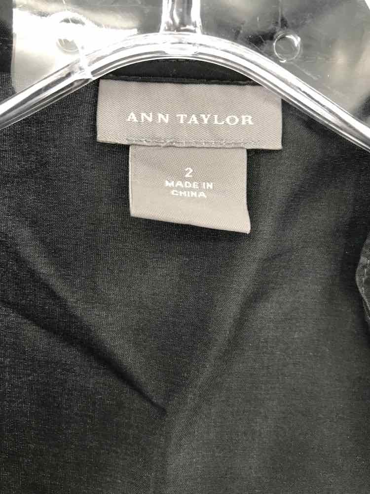 Pre-Owned Ann Taylor Black Size 2 Wrap Blouse - Women's Workwear & Office Attire for Professional Style