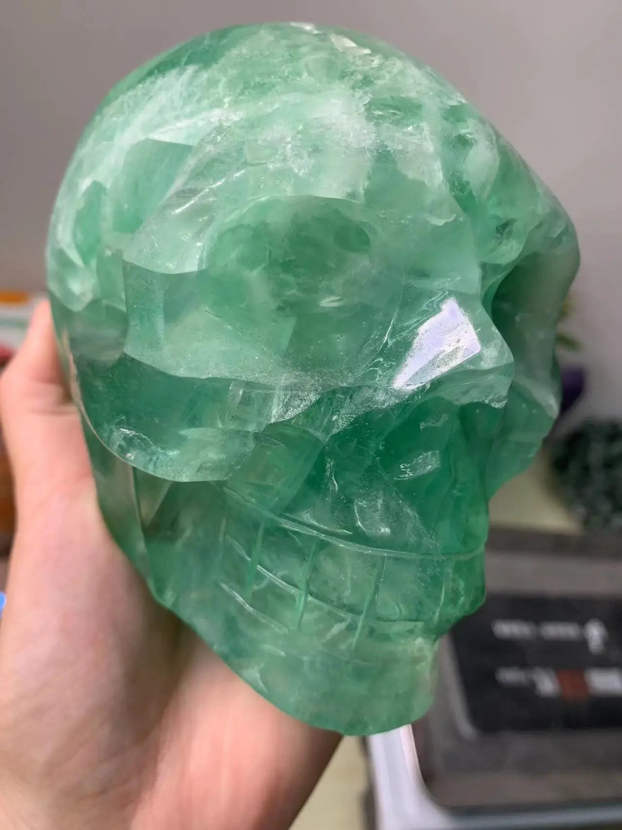 Natural Green Fluorite Crystal Skull - Reiki Healing Stone for Meditation, Home & Office Decor, Feng Shui Good Luck Gift (Perfect for Spiritual Healing, Yoga Spaces & Positive Energy)