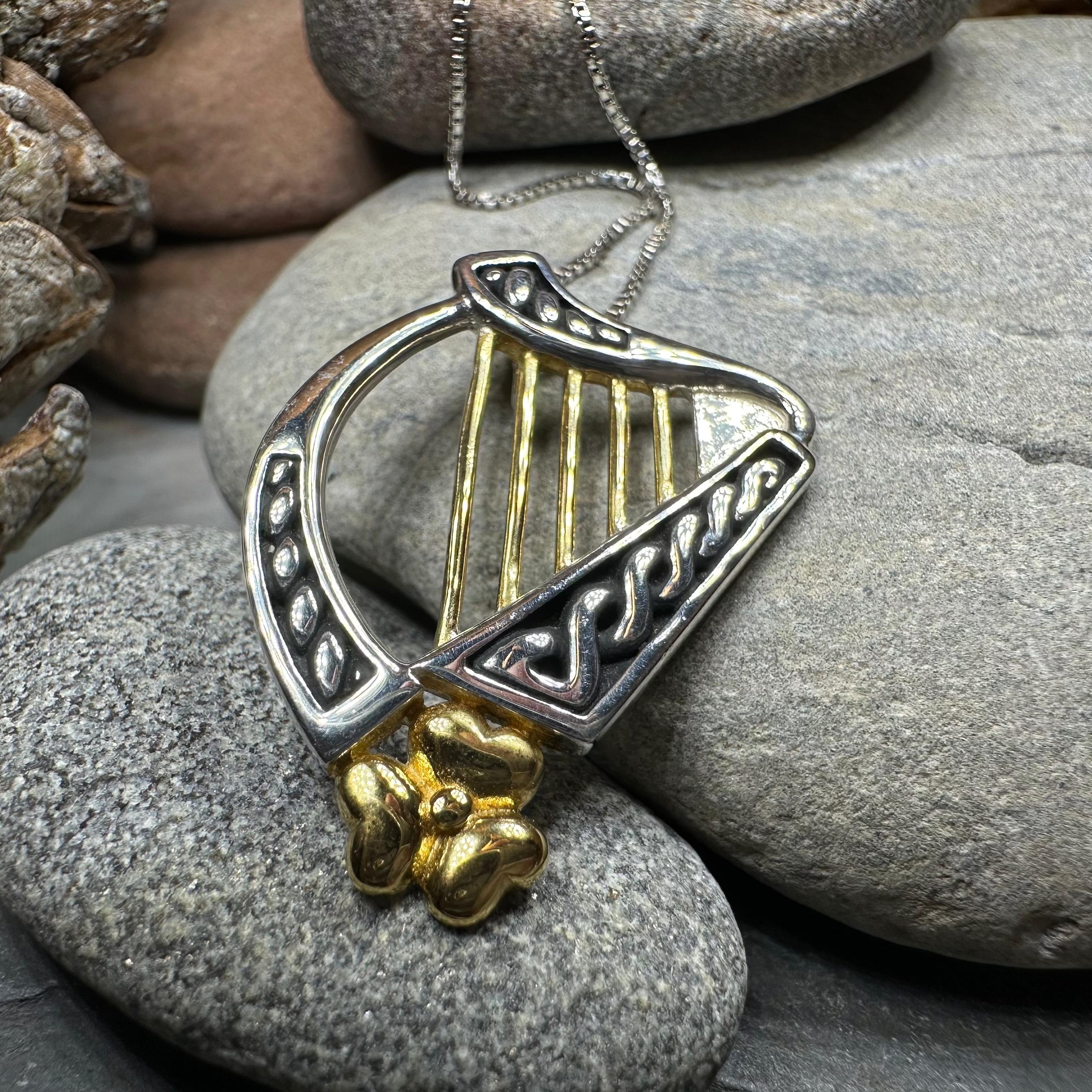Golden Celtic Harp Necklace - Elegant Irish Music Symbol Jewelry for Women, Perfect Gift for Musicians & Celtic Culture Lovers | Ideal for Concerts, Weddings & Special Occasions