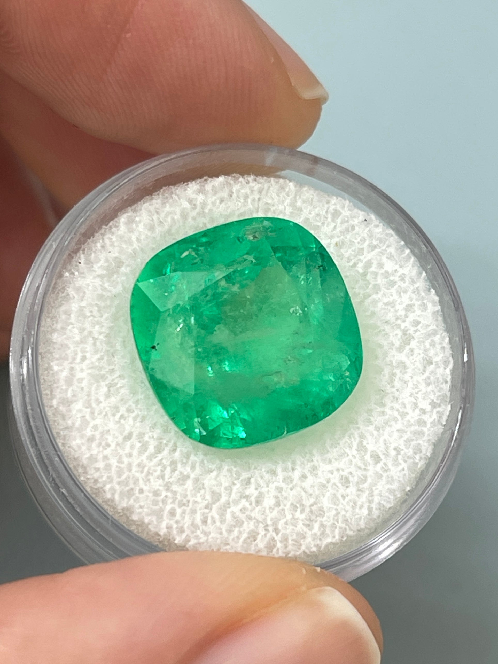 12.66 Carat Natural Colombian Emerald Gemstone - Cushion Cut 14x14mm for Jewelry Making, Engagement Rings & Luxury Gifts