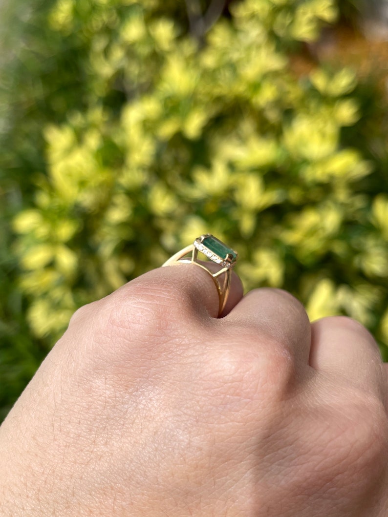 0.90tcw 18K Gold Colombian Emerald Cut Diamond Accent Solitaire Engagement Ring for Women - Perfect for Proposals, Anniversaries & Special Occasions