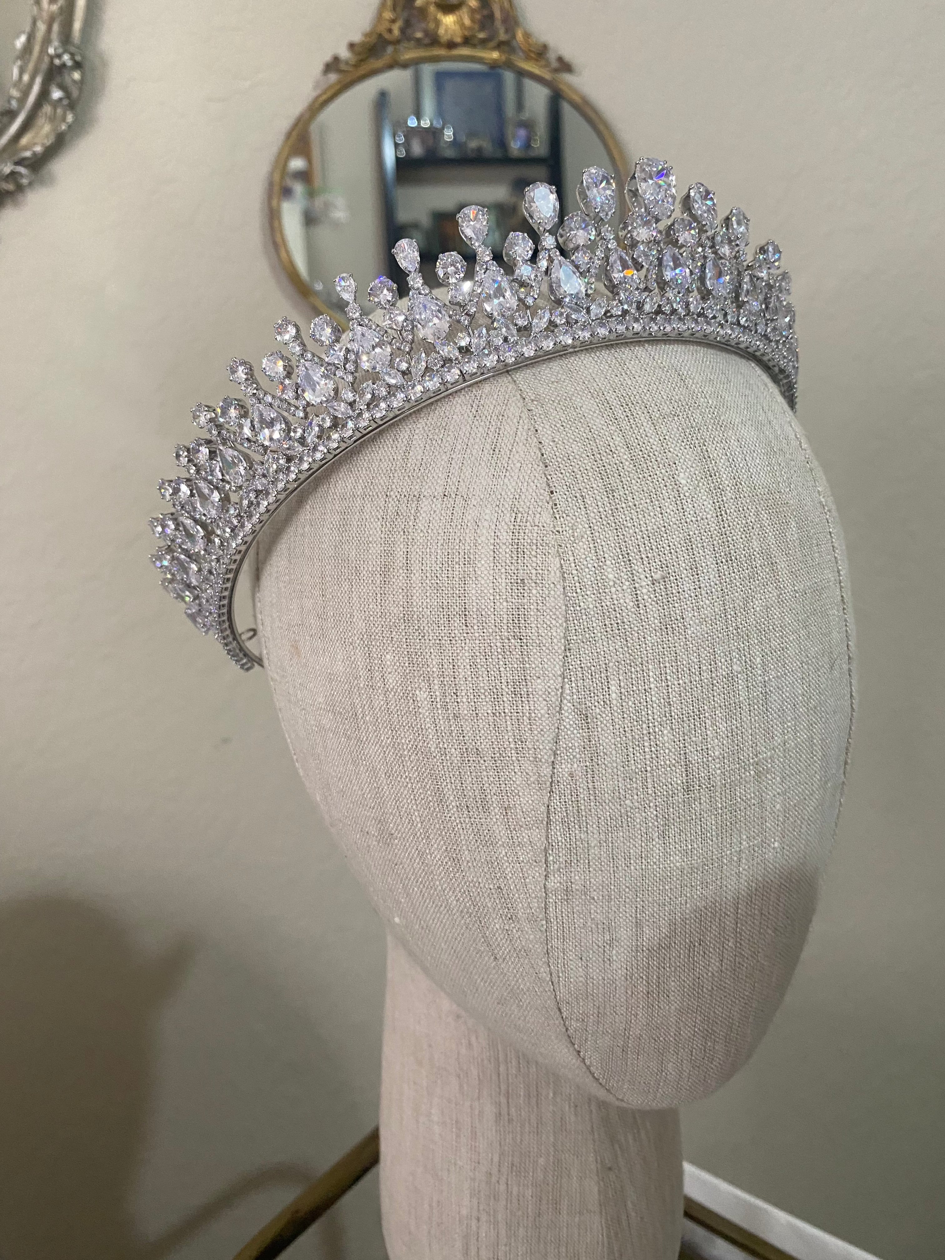 Royal Bridal Crown for Women - Elegant Wedding Tiara with Crystals & Pearls - Perfect for Brides, Prom, Pageants & Special Occasions