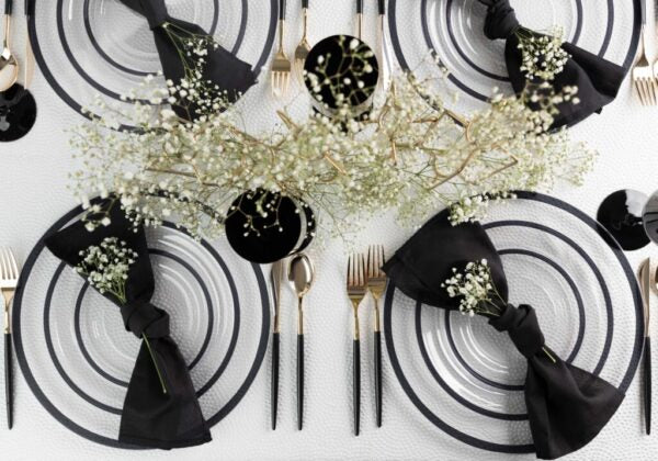 32-Piece Clear & Black Rim Plastic Dinnerware Set for 16 Guests - Shatterproof Party Plates, Bowls & Cups - Perfect for Outdoor BBQs, Picnics, Weddings & Events