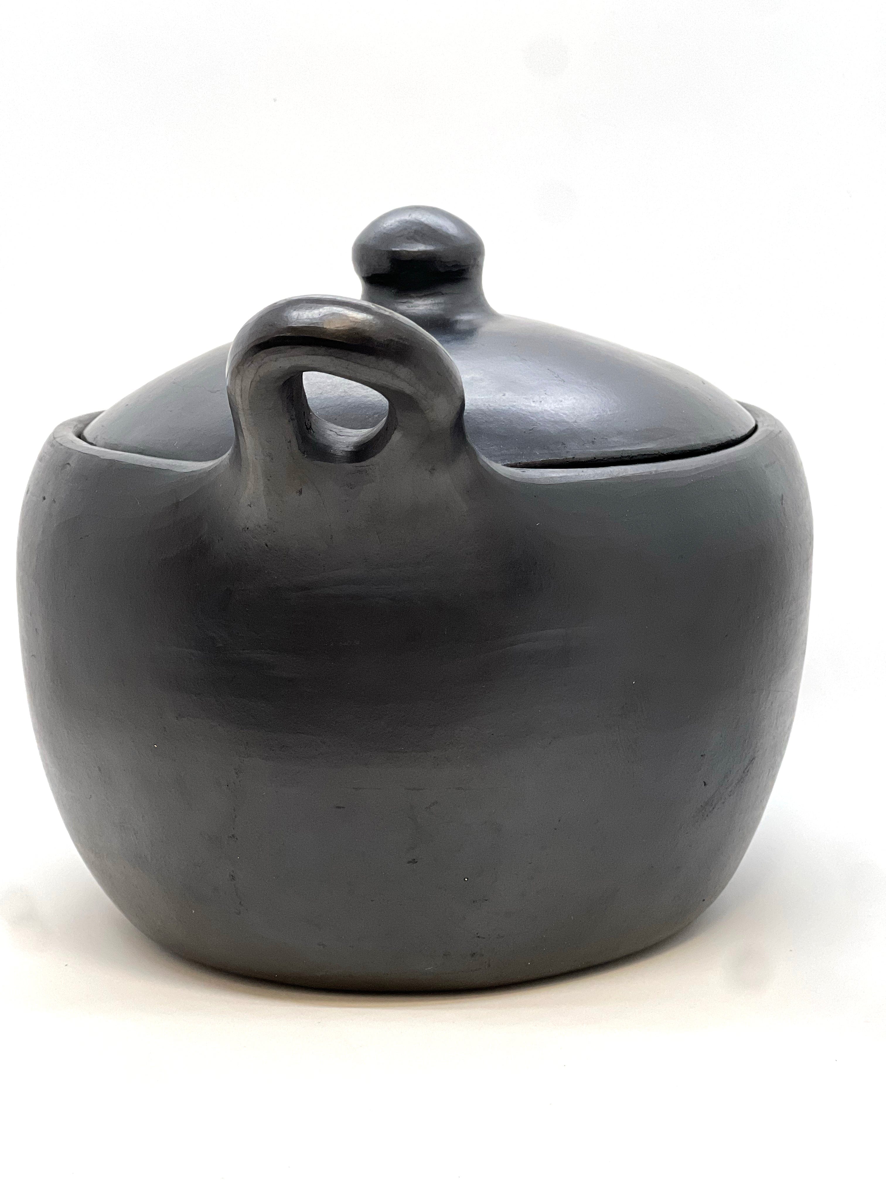 Authentic Chamba Clay Sauce Pan with Lid - Elegant & Versatile Natural Black Clay Pot with Handle for Slow, Even Cooking of Vegetables, Rice, Stews - Stovetop & Oven Safe - Handmade in Colombia - Perfect for Home Cooking, Camping & Outdoor Adventures