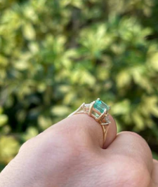 1.09 Carat 14K Gold 3 Stone Engagement Ring with Lab-Grown Diamonds & Natural Colombian Emerald - Classic Asscher Cut for Women - Perfect for Proposals, Anniversaries, and Special Occasions