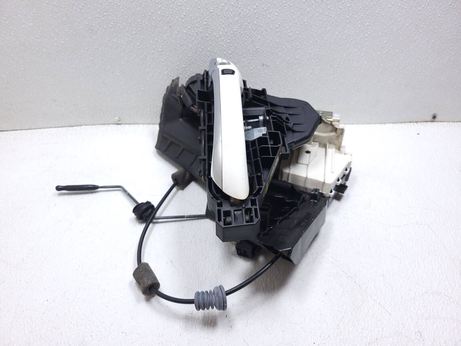 2006-2011 Mercedes ML500 Front Driver Side Door Exterior Handle & Lock Replacement - OEM Quality for Smooth Entry & Exit