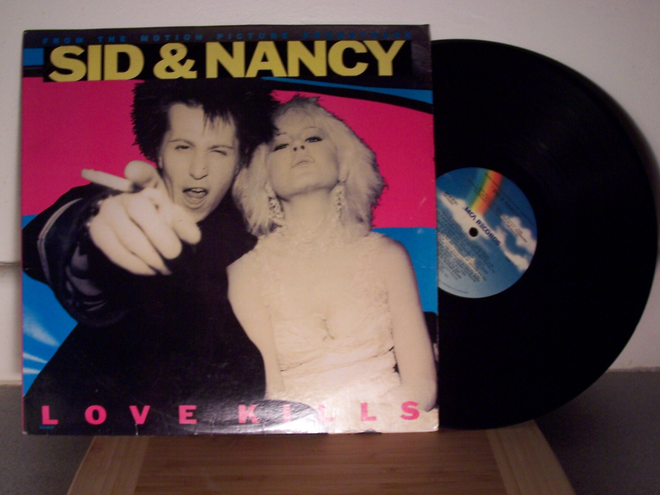 Love Kills Sid & Nancy Punk Rock T-Shirt - Vintage Music Band Tee for Men & Women - Perfect for Concerts, Festivals & Casual Wear