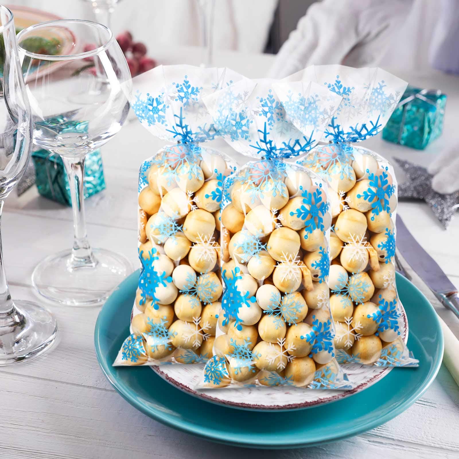 Blulu 200 Pcs Christmas Cellophane Bags with Twist Ties - Snowflake Holiday Treat Bags for Candy, Cookies & Party Favors | Winter Wonderland, Xmas, Birthday & Holiday Party Decorations