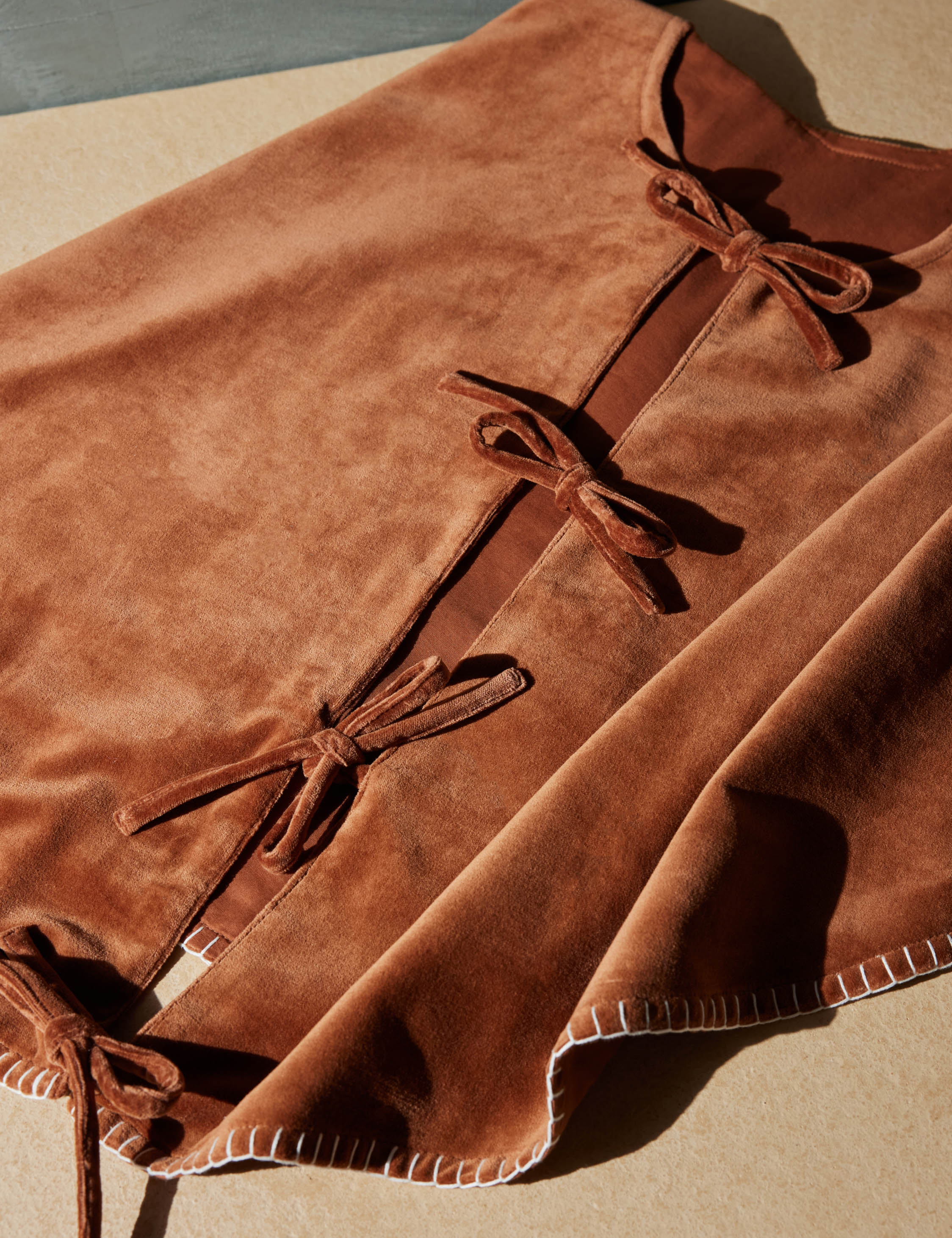 Elegant Christmas Tree Skirt with Caddie Design - Perfect for Holiday Decorations & Gift Wrapping Under the Tree