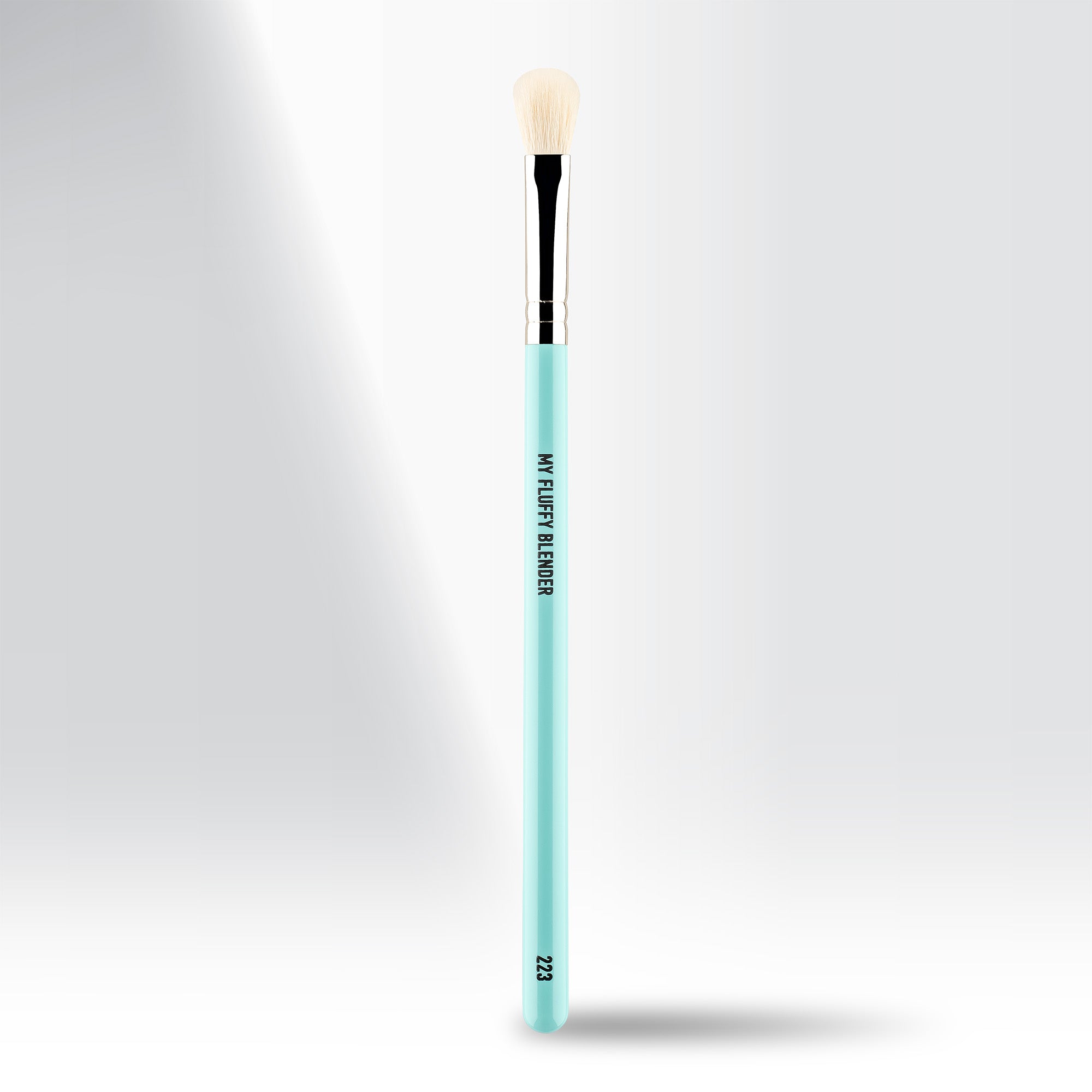 223 MY FLUFFY BLENDER - Professional Makeup Brush for Flawless Blending - Perfect for Foundation, Concealer & Powder Application - Ideal for Everyday Makeup & Professional Use