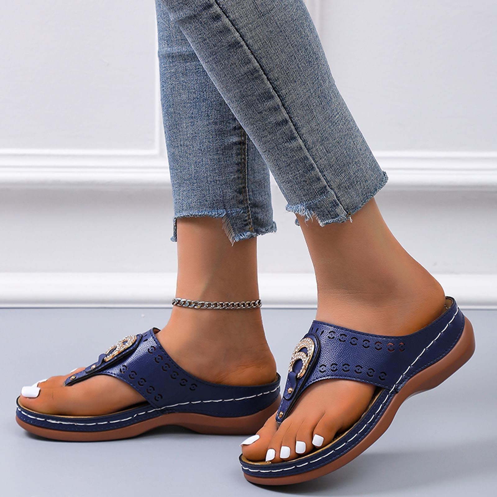 **Oiangi Women's Rhinestone Wedge Flip Flops – Summer Casual Thong Sandals with Clip Toe & Soft Platform – Comfortable Slip-On Slippers for Outdoor, Beach, and Vacation Wear**