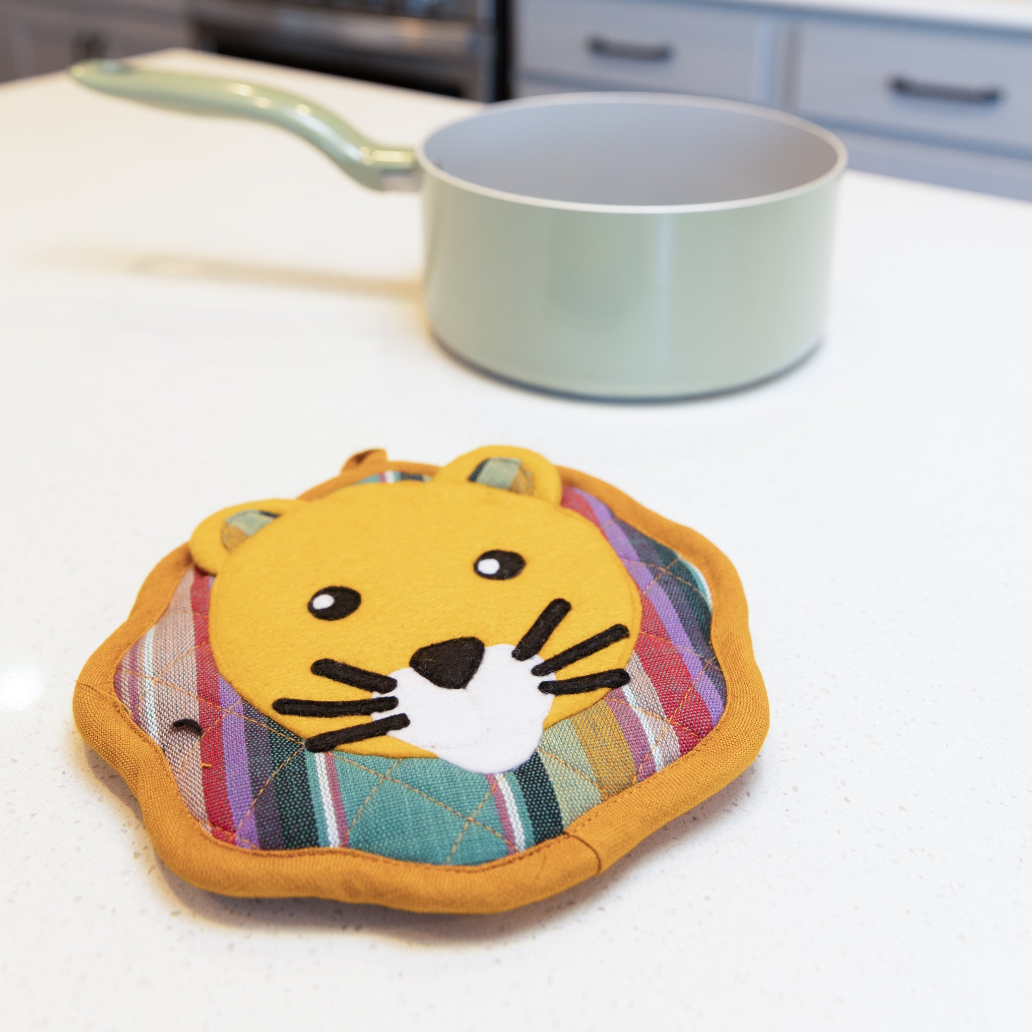 Lion Design Heat Resistant Trivet and Pot Holder Set - Dual Purpose Kitchen Accessory for Hot Dishes, Pans, and Table Protection - Perfect for Cooking, Serving, and Home Decor