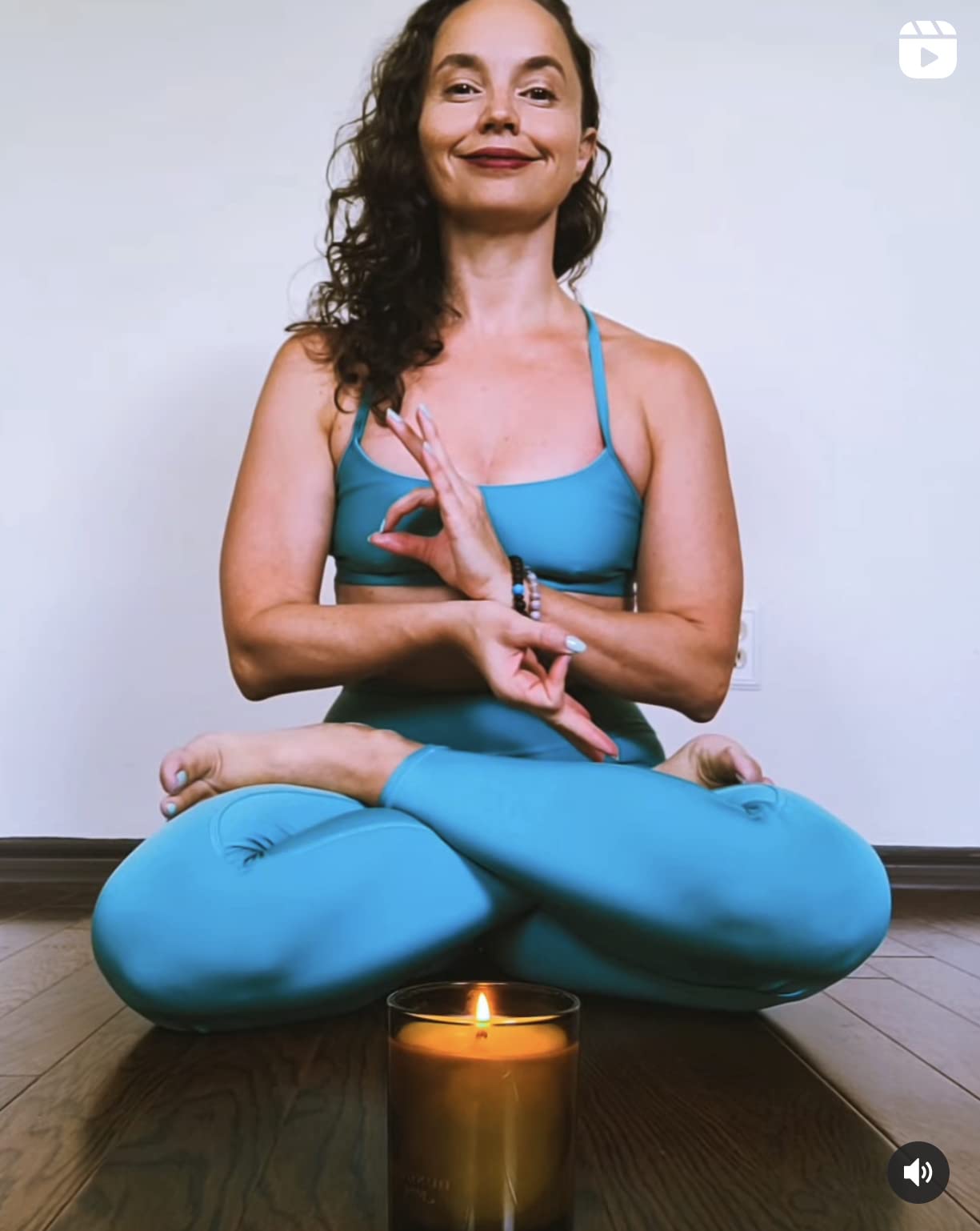 Natural Soy Wax Candles - Sandalwood & Cedar Scent for Home, Stress Relief & Meditation | Aromatherapy, Fall & Christmas Gifts for Women | Perfect for Relaxation, Yoga & Cozy Evenings (Sala)