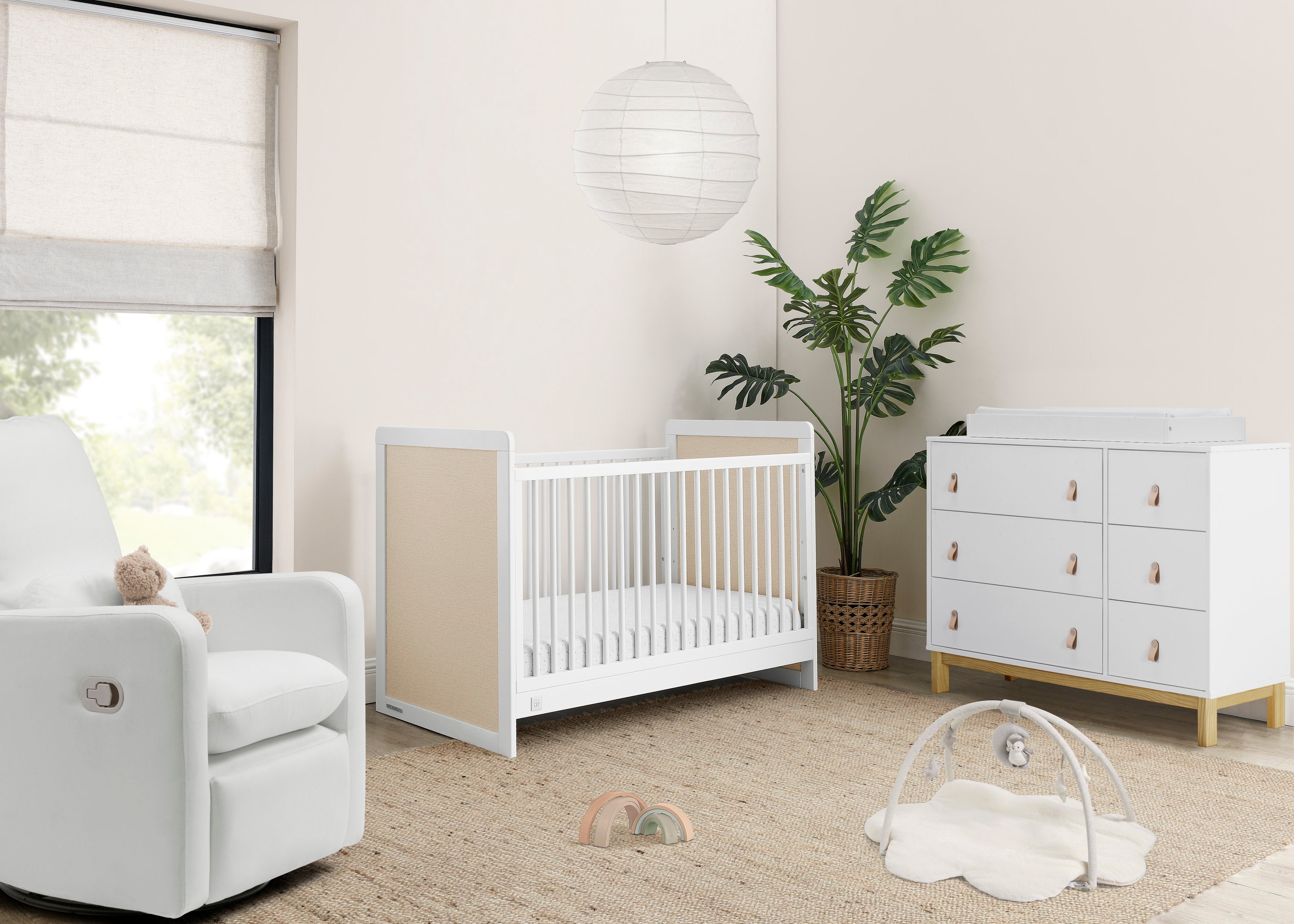 BabyGap Liam 4-in-1 Convertible Crib - Nursery Essential for Newborn to Toddler - Perfect for Bedrooms, Daycares & Guest Rooms