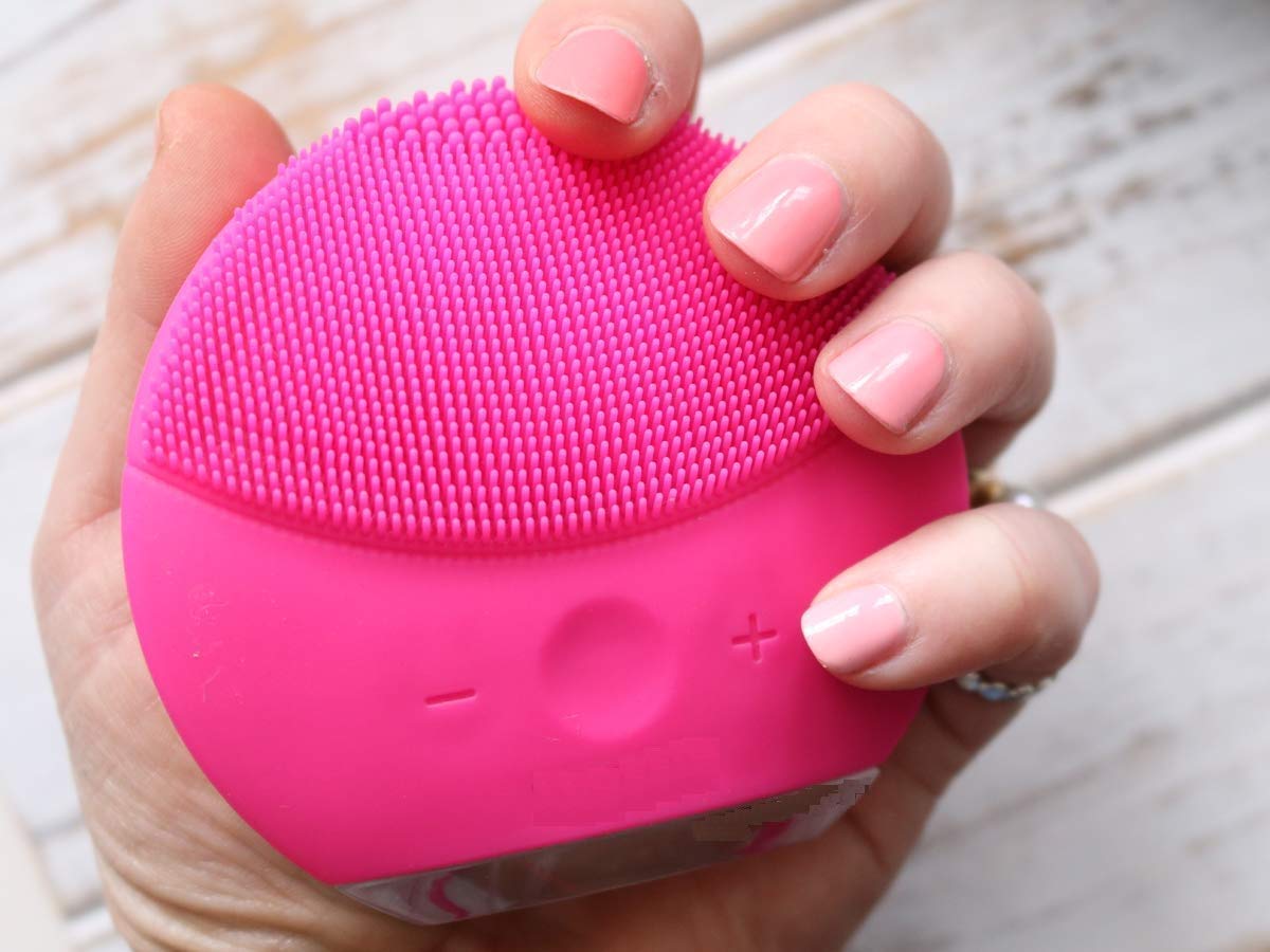 Reckon® Ultra Hygienic Soft Silicone Facial Cleansing Brush - Waterproof Vibrating Face Brush for Deep Cleansing & Gentle Exfoliation with Inductive Charging (Random Color) | Perfect for Daily Skincare Routine, Travel & Spa-Like Experience at Home