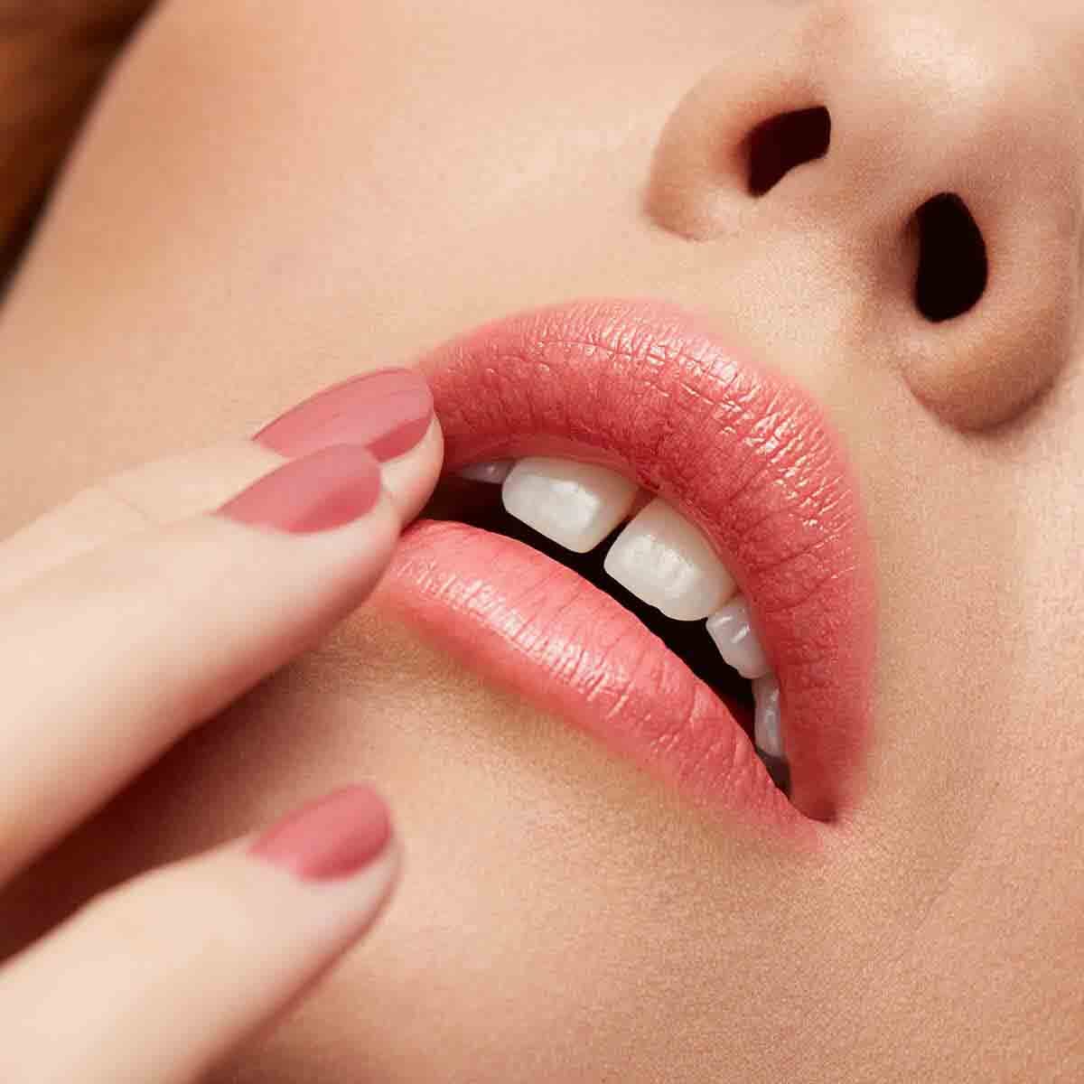 Revlon Super Lustrous Glass Shine Lipstick - Dewy Peach Shade | Hydrating & Glossy Finish | Perfect for Everyday Wear & Date Nights
