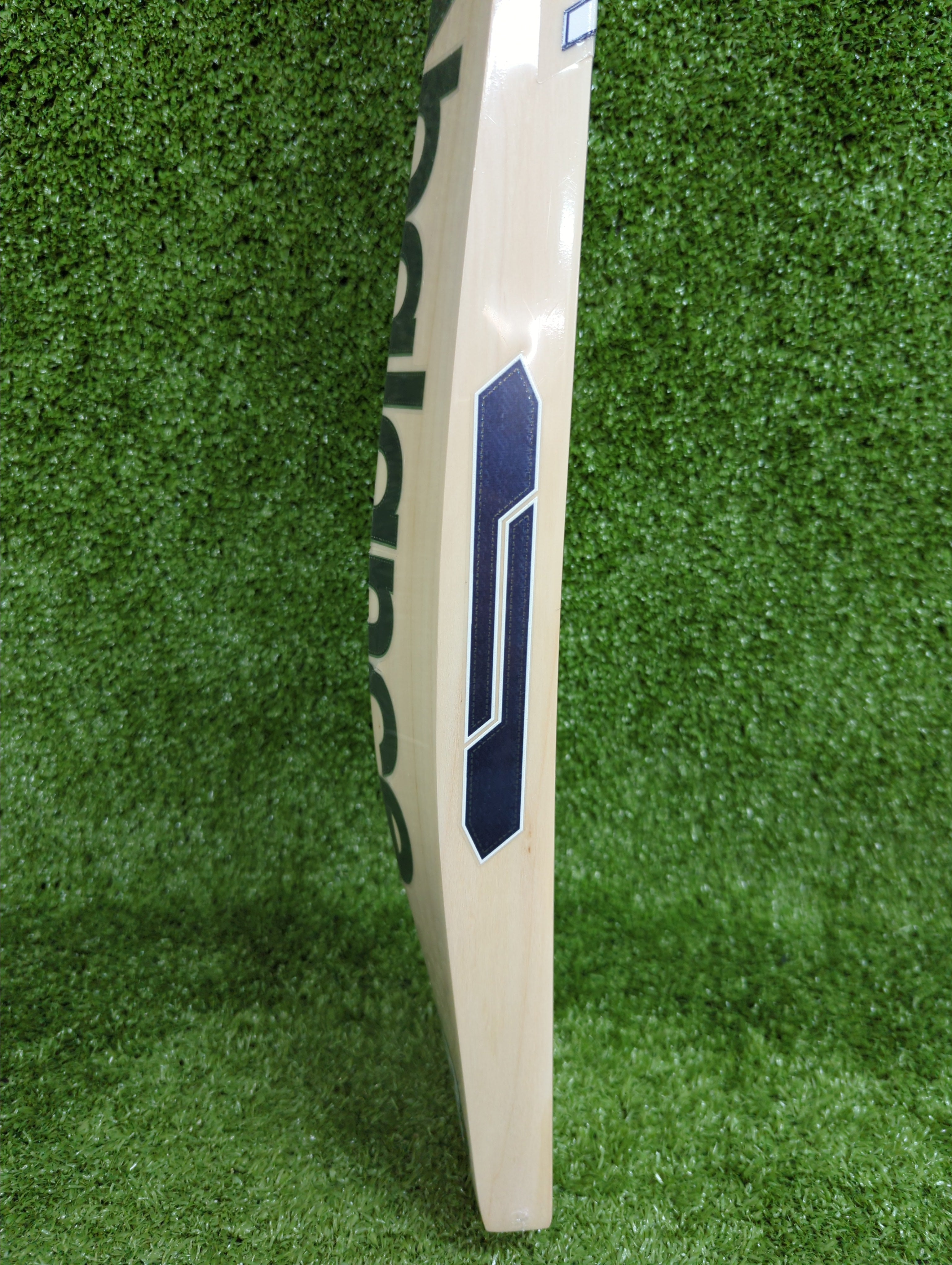 NB DC 800i Max English Willow Cricket Bat - Premium Grade Cricket Equipment for Professional Players - Perfect for Matches, Training & Practice Sessions