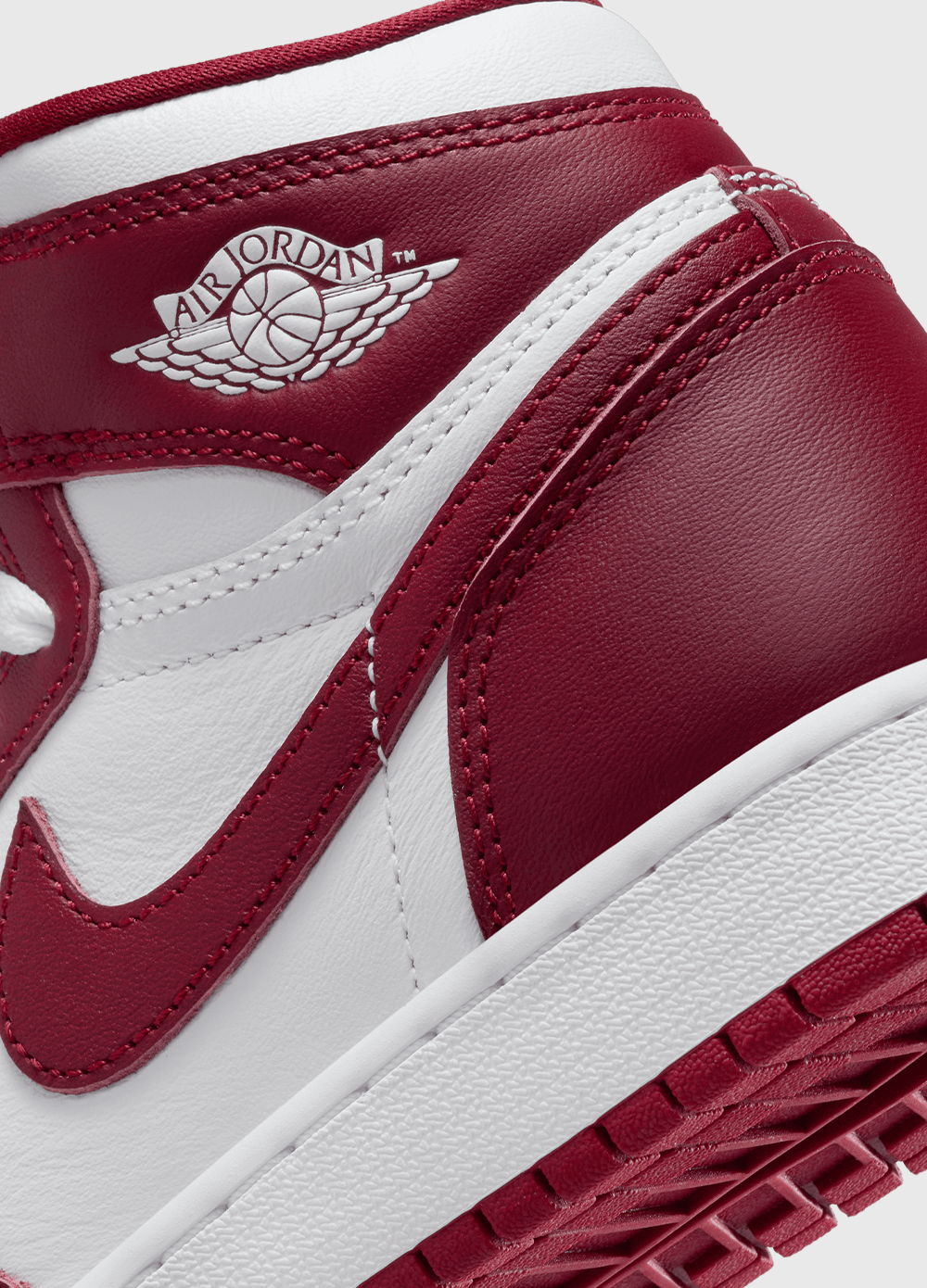 Air Jordan 1 Retro High OG 'Team Red' Basketball Shoes for Girls (GS) - Classic Red & White Sneakers for School, Sports & Street Fashion