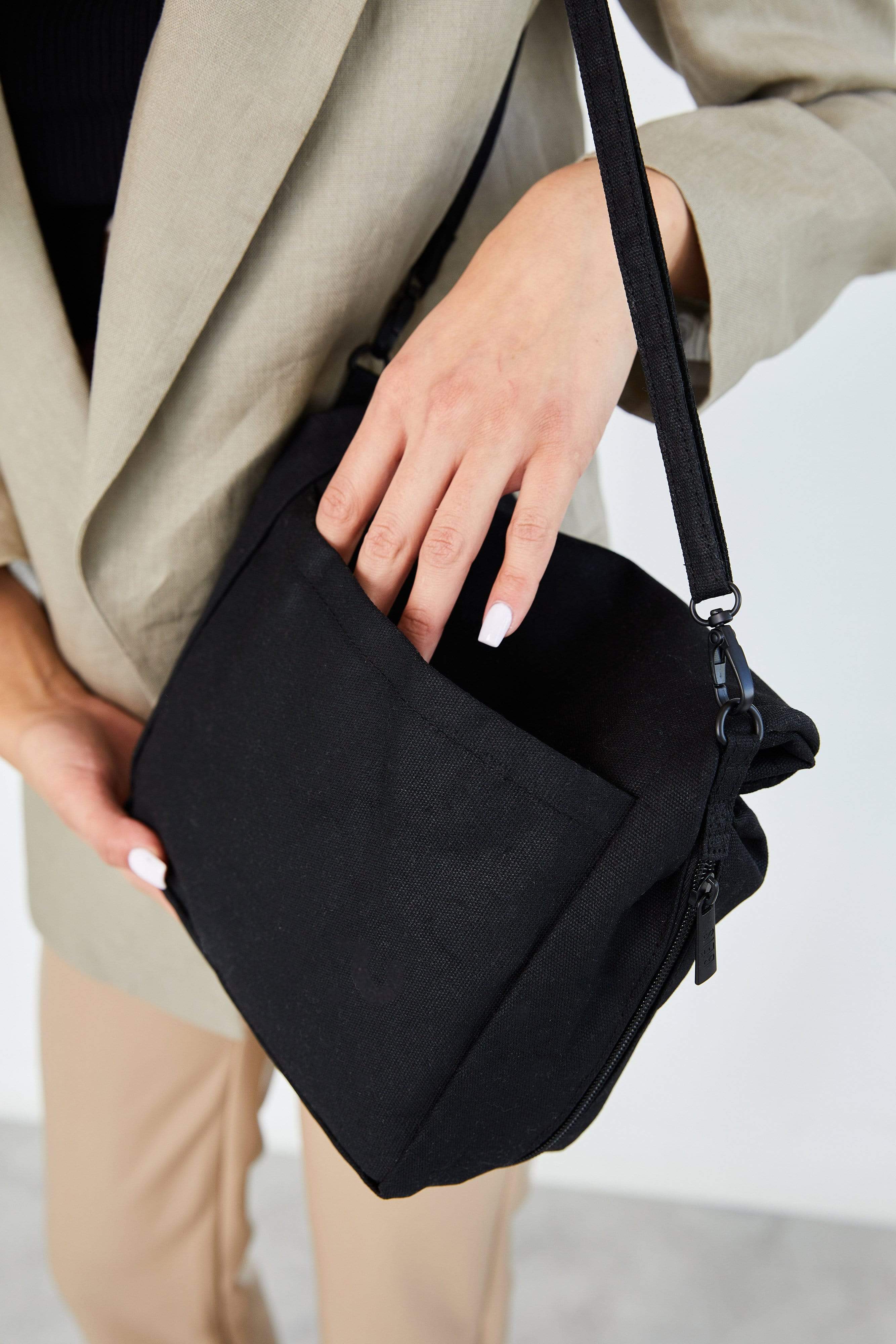 Premium Insulated Lunch Bag in Black - Leakproof & Reusable for Work, School, Picnics & Outdoor Activities