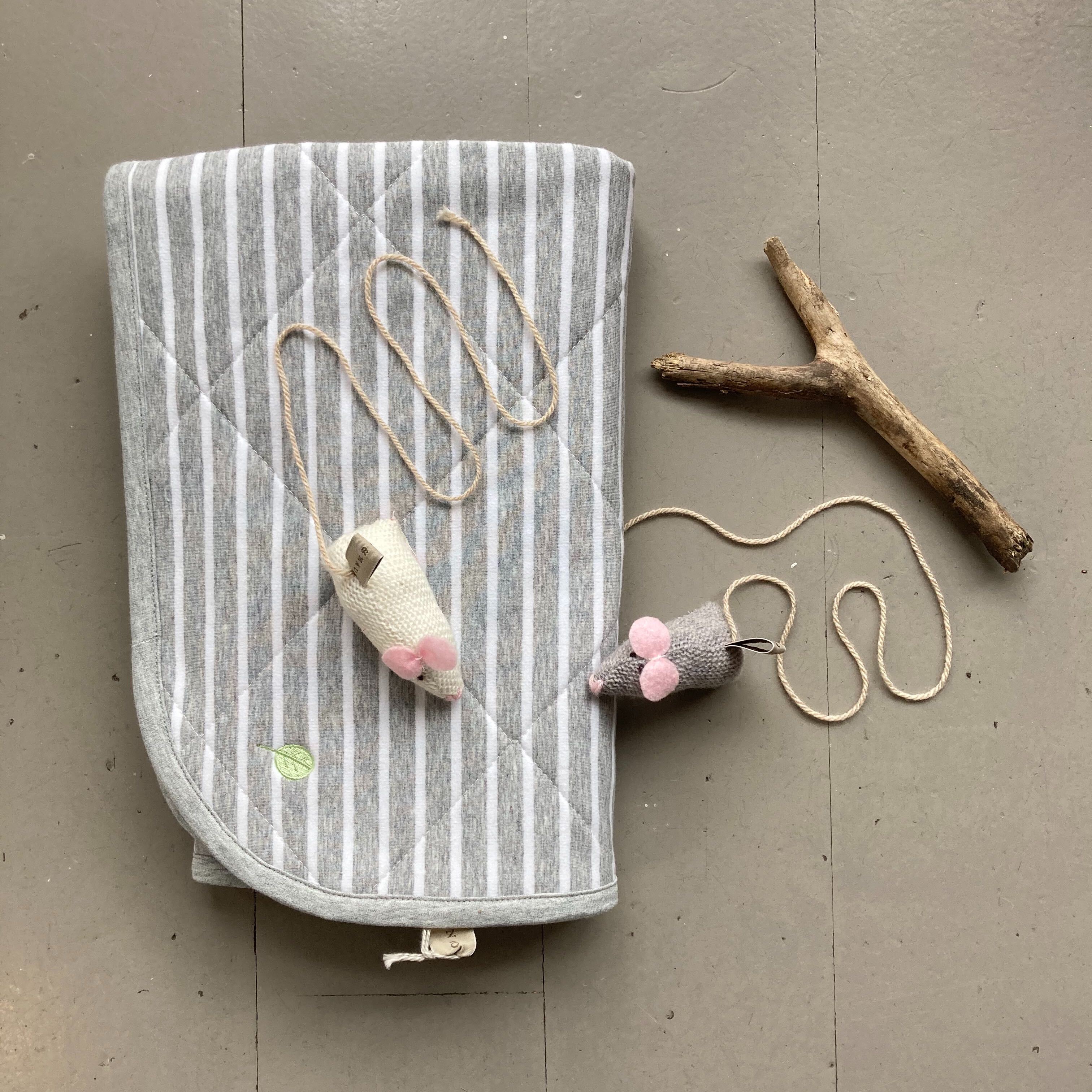 Handmade Knitted Mouse Cat Toy - Soft & Durable Interactive Play for Indoor Cats - Perfect for Playtime, Training & Bonding with Your Feline Friend