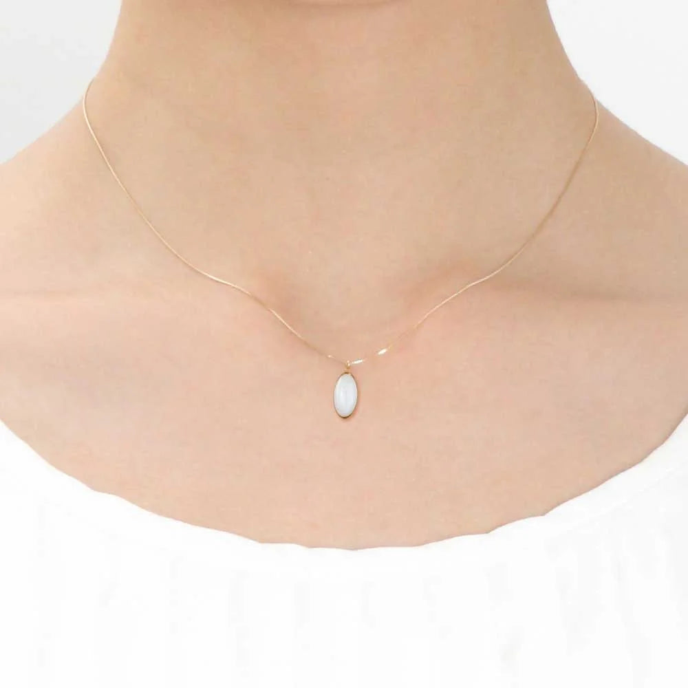 Exquisite Maki-e Urushi Lacquer Pendant Necklace with White South Sea Pearl - Traditional Japanese Lacquer Jewelry for Women, Elegant Shell Frame Design - Perfect for Weddings, Parties & Special Occasions