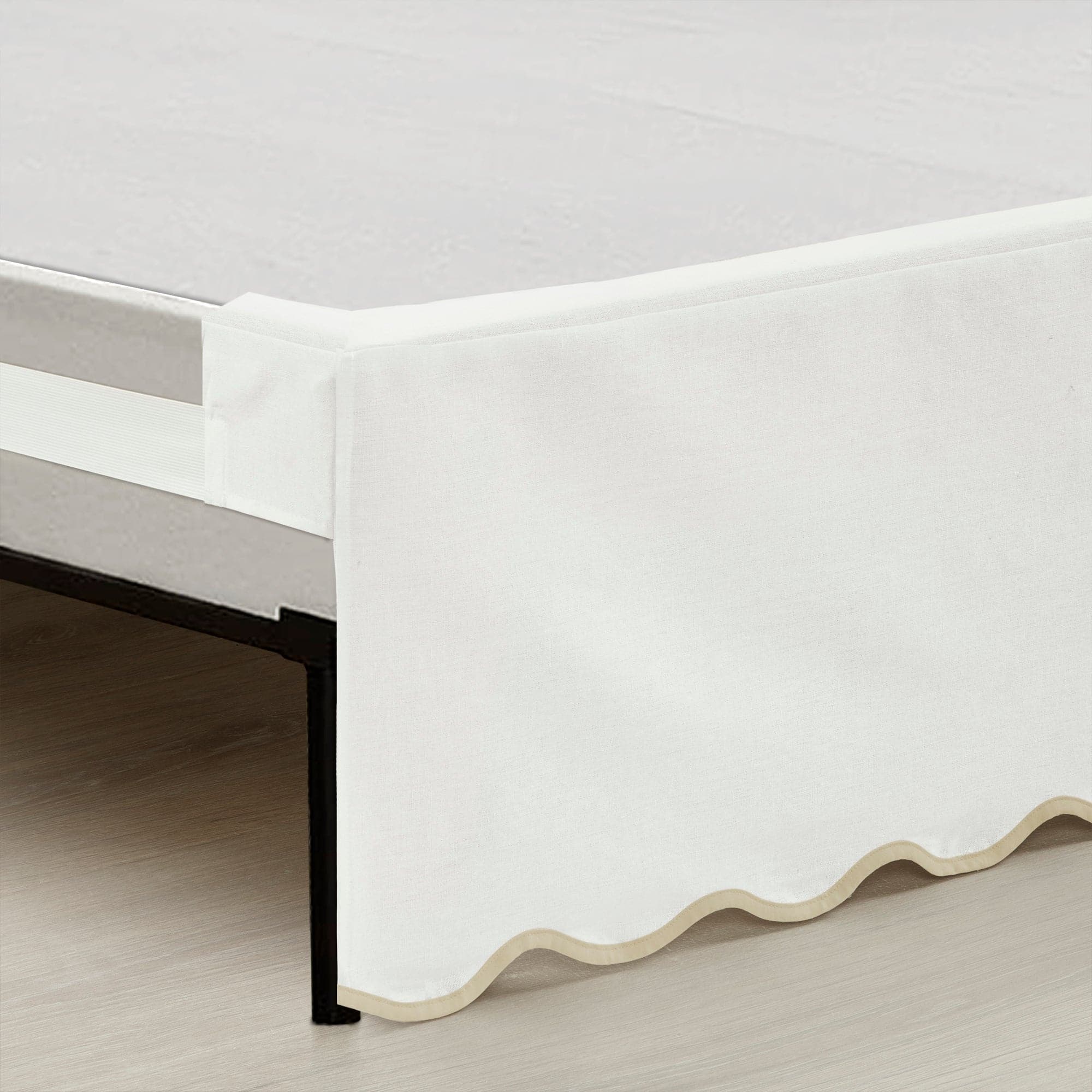 Coastal Chic Scalloped Edge Bed Skirt - Elegant Ruffled Dust Ruffle for Queen/King Size Beds - Perfect for Beach House & Coastal Style Bedroom Decor