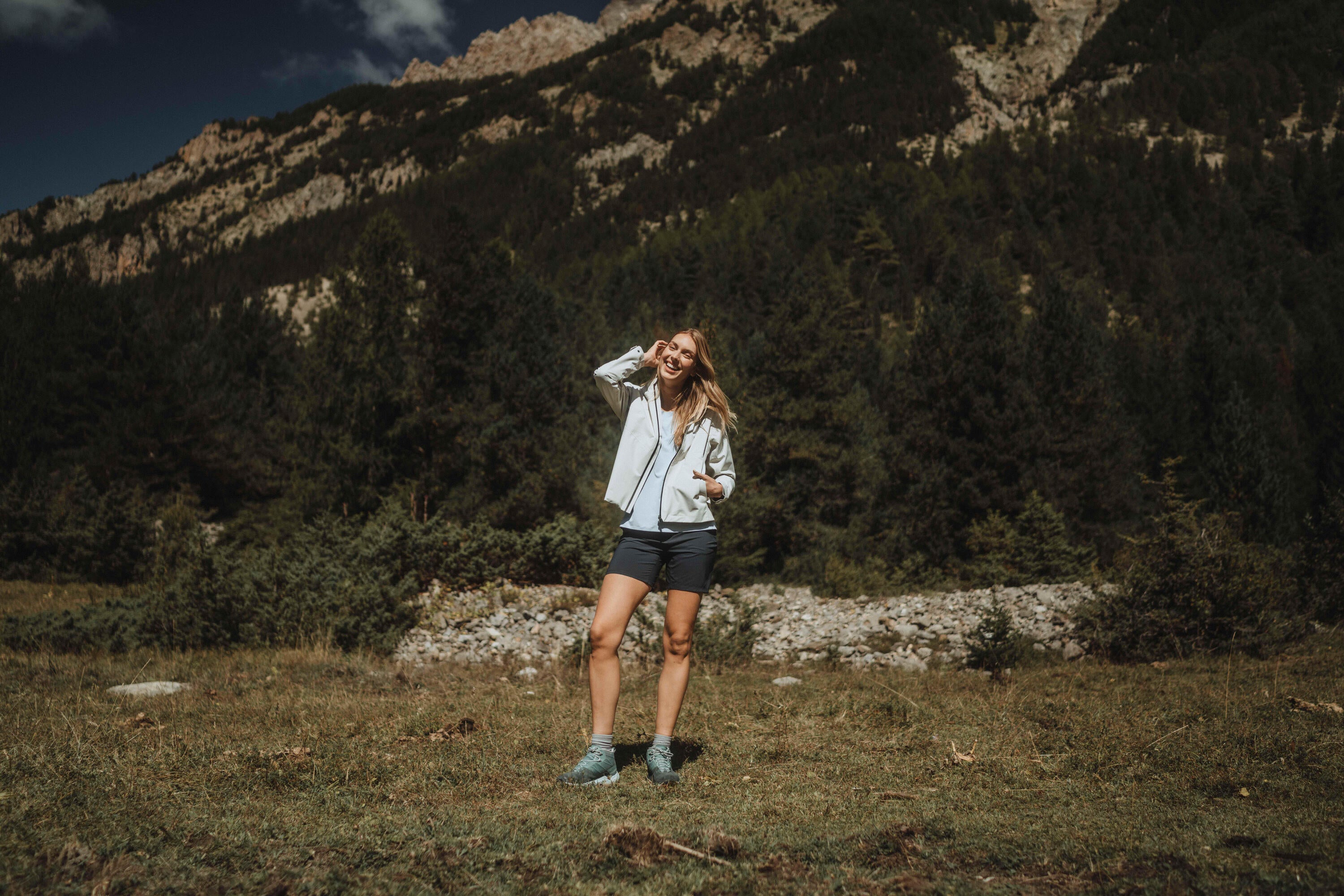 Quechua Women's MH100 Lightweight Waterproof Hiking Jacket - Windproof Outdoor Raincoat for Trekking & Camping | Perfect for Mountain Climbing & Winter Adventures