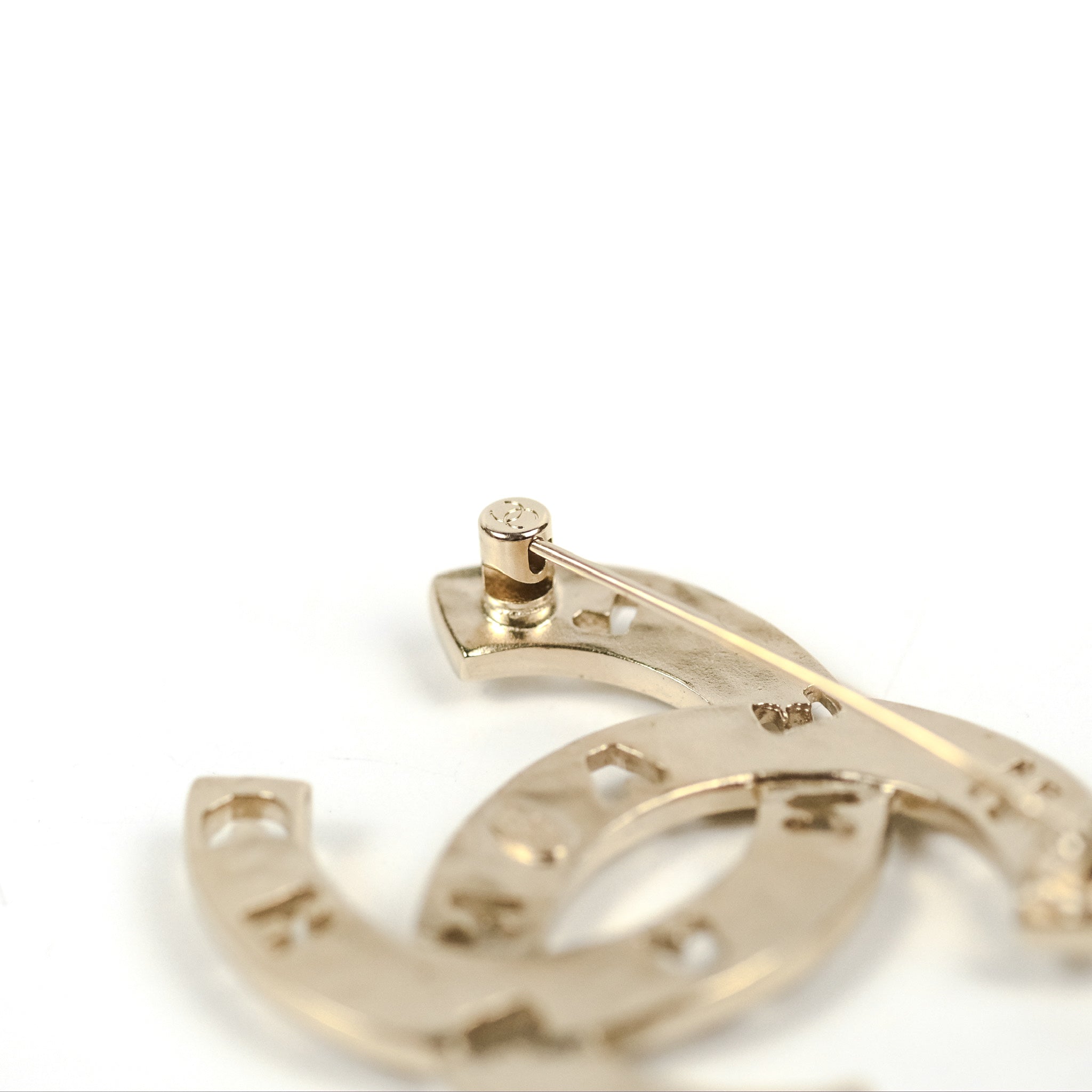 Chanel CC Pearl Crystal Logo Brooch Gold Tone 21K - Elegant Fashion Accessory for Women, Perfect for Dresses, Jackets & Special Occasions