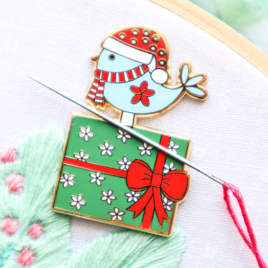 Christmas Bird Needle Minder - Magnetic Pin Cushion for Sewing, Quilting & Embroidery - Perfect Holiday Craft Accessory for Needlework & Fabric Projects