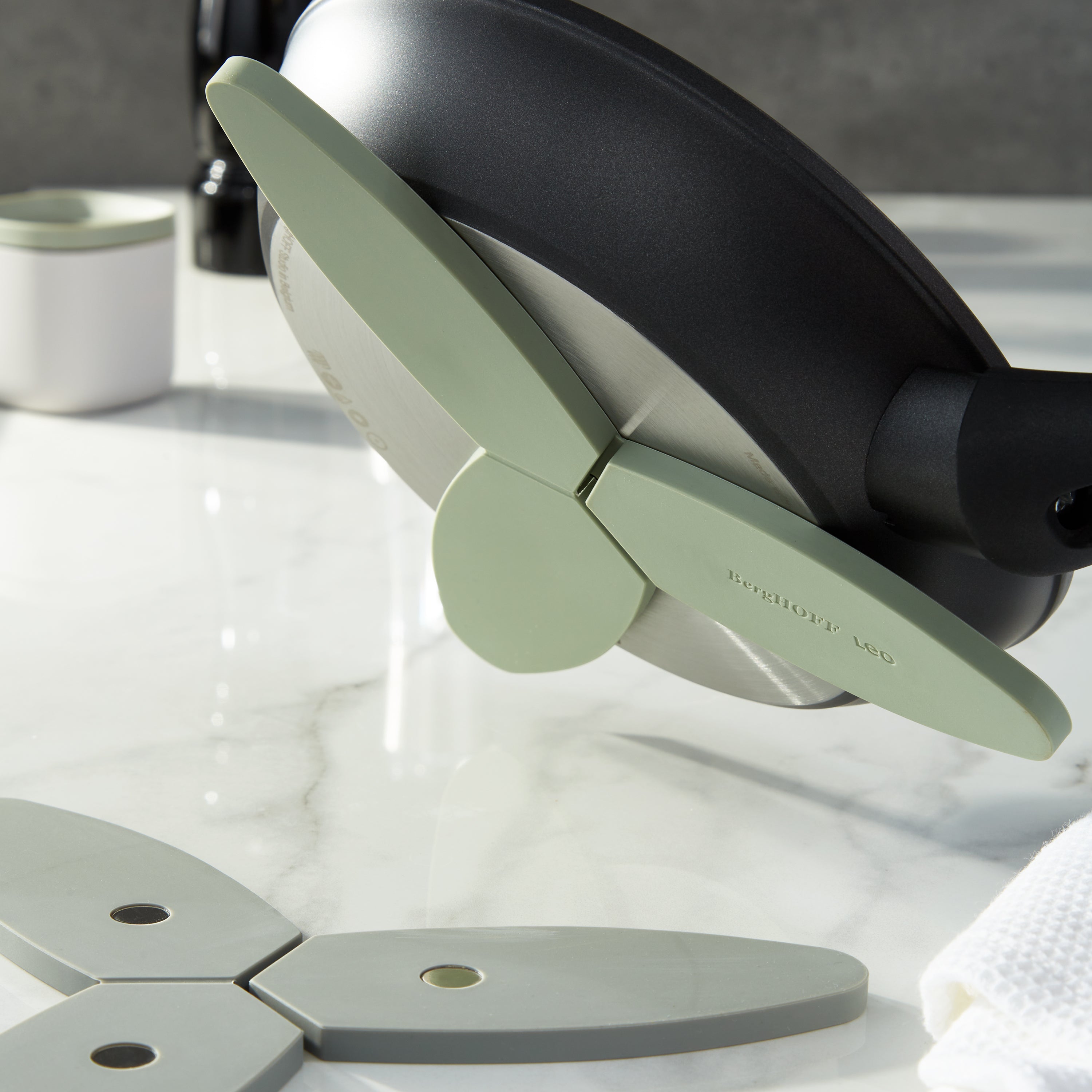 BergHOFF Leo 2-Piece Foldable Magnetic Trivet Set - Heat Resistant Kitchen Trivets for Hot Pots & Pans, Moonmist & Sage - Perfect for Dining Table, Countertop & Outdoor Cooking