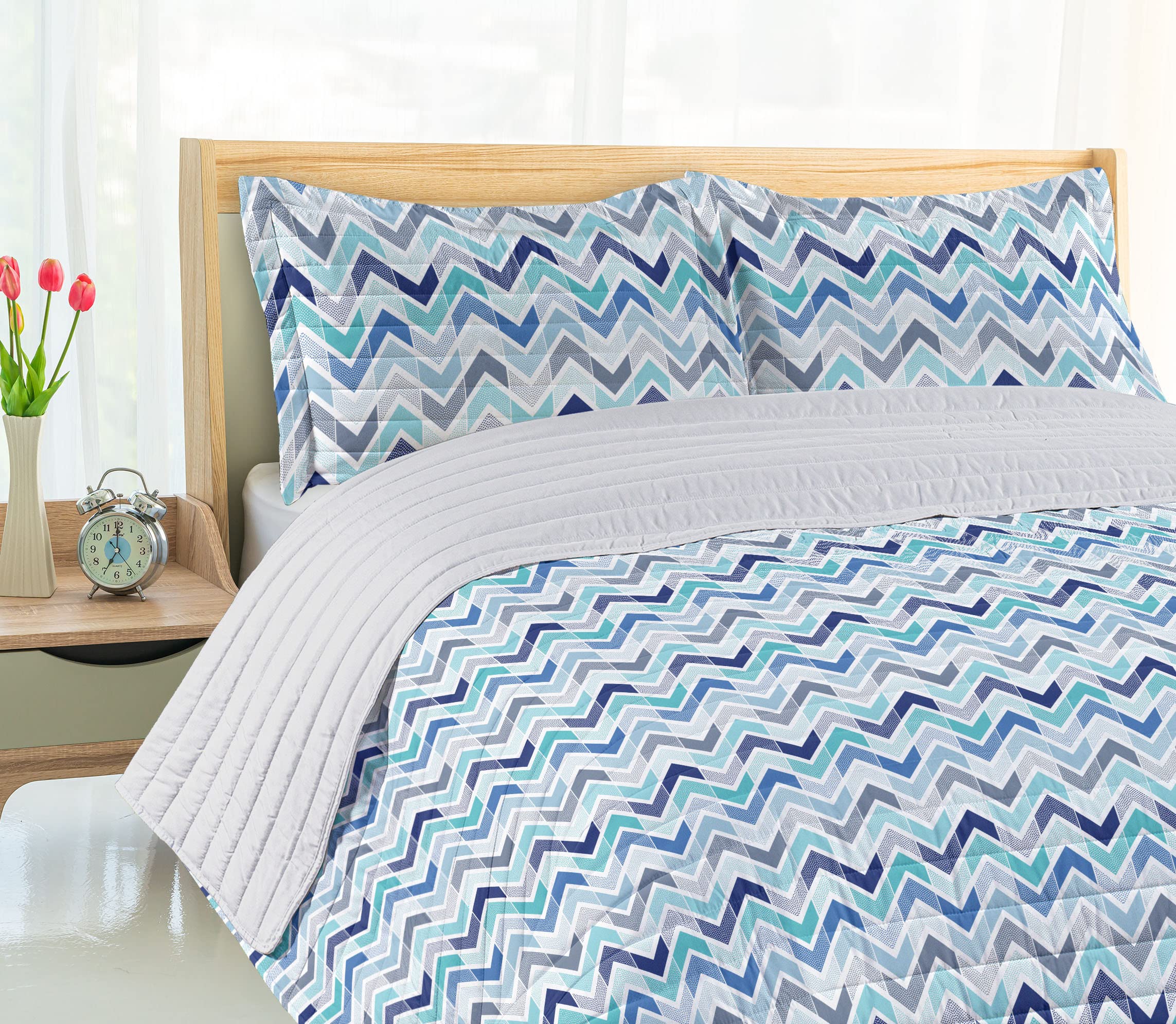 Ambesonne Modern Microfiber Bedspread Set - Doodle Style Dots & Zigzag Pattern King Size Blue White | Soft Bedding with Pillow Shams & Comforter | Perfect for Contemporary Bedrooms & Guest Rooms