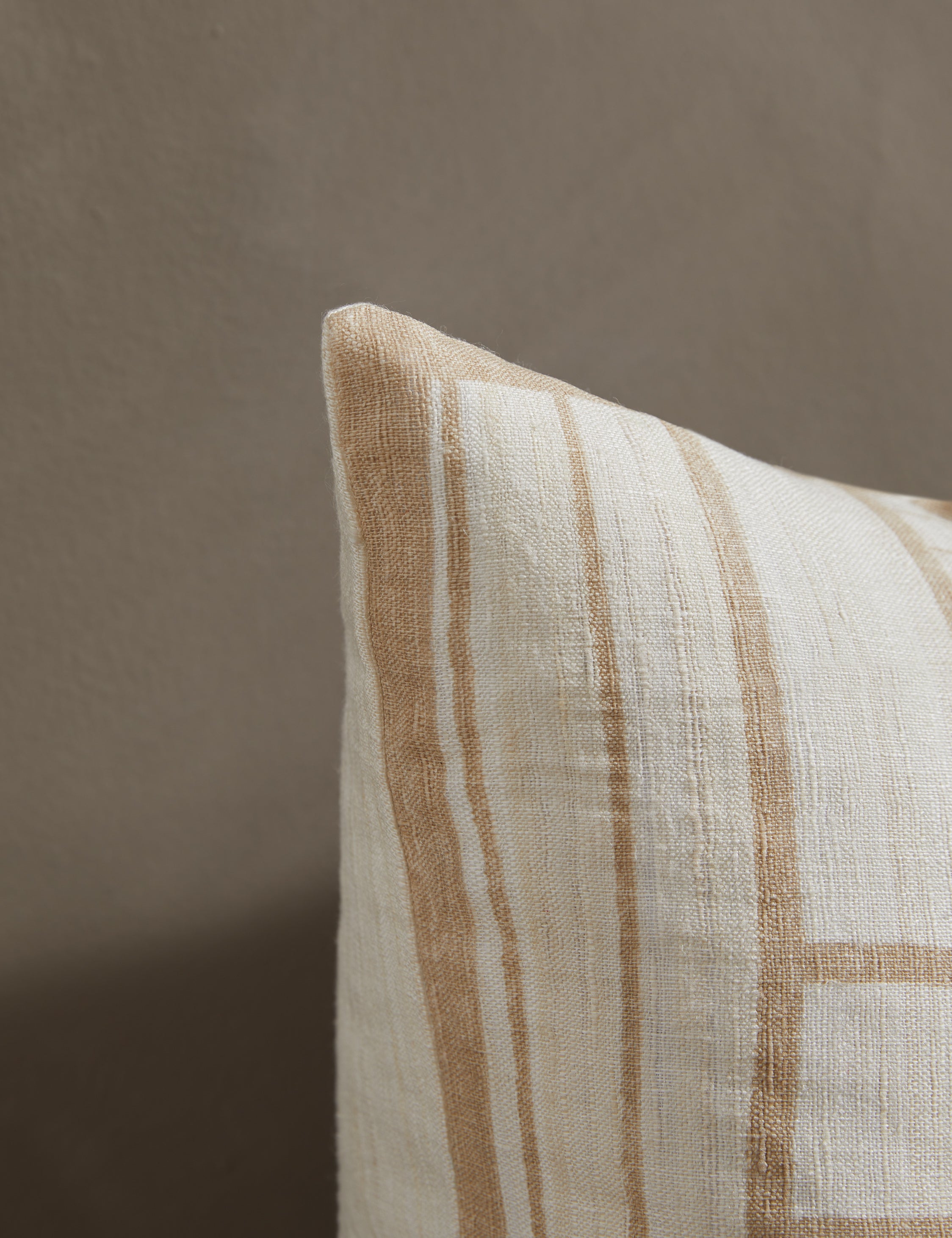 Hadiya Williams Natural Silk Pillowcase - Hypoallergenic & Breathable for Hair & Skin Care - Perfect for Side Sleepers & Anti-Aging Beauty Routine