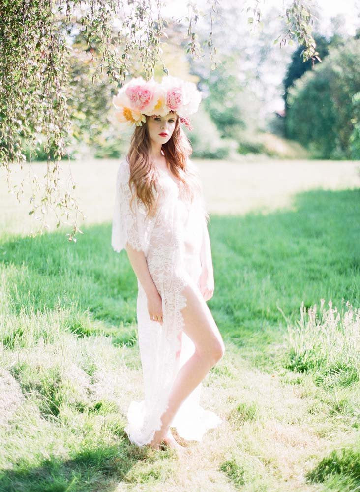 Elegant Swan Queen Lace Robe - Long Kimono Sleeve Dressing Gown for Women | Perfect for Bridal Shower, Wedding Night & Boudoir Photography